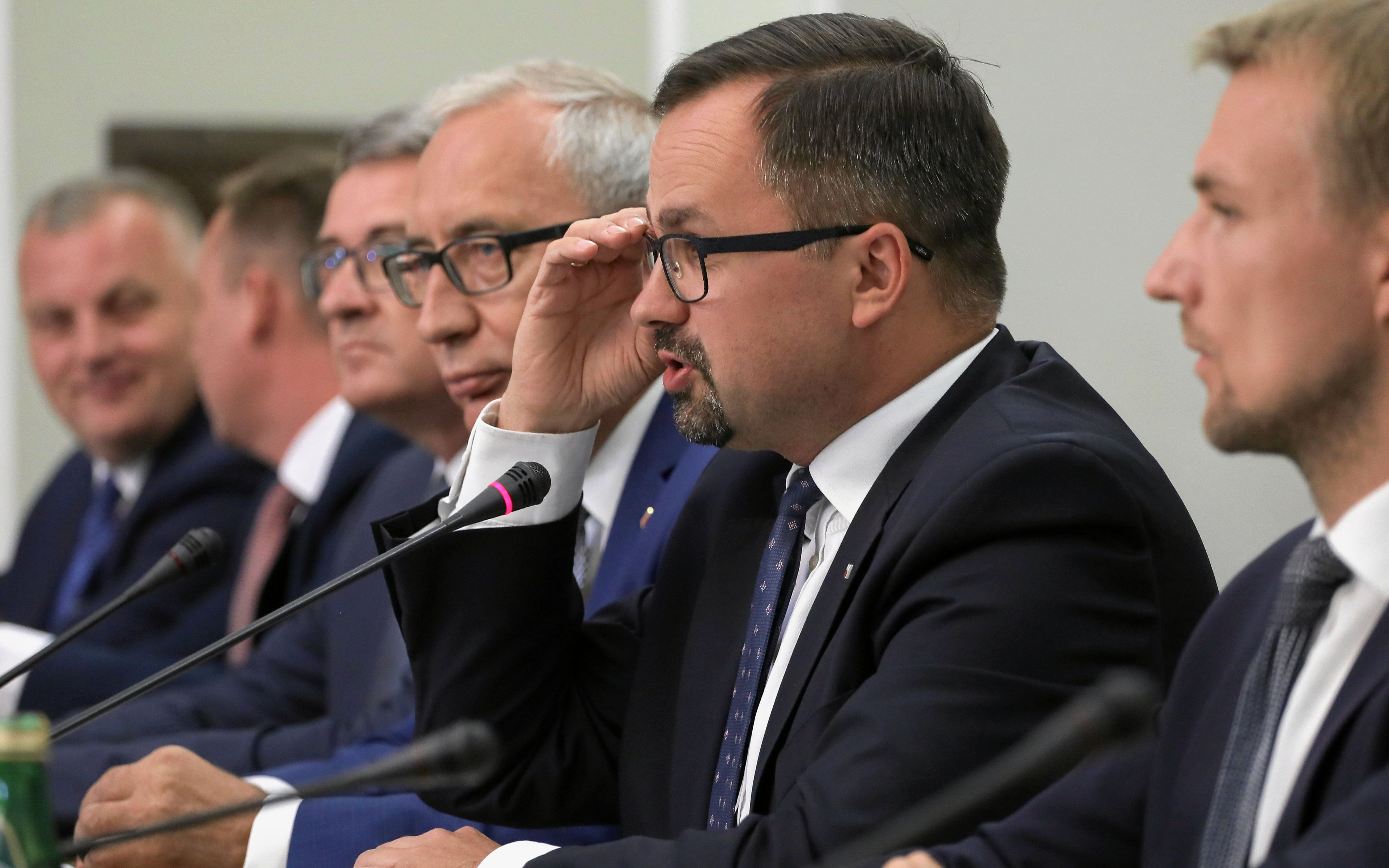 26.08.2019 Warszawa , Sejm . Komisja Sledcza do zbadania prawidlowosci i legalnosci dzialan oraz wystepowania zaniedban i zaniechan organow i instytucji publicznych w zakresie zapewnienia dochodow Skarbu Panstwa z tytulu podatku od towarow i uslug i podatku akcyzowego w okresie od grudnia 2007 r. do listopada 2015 r. (SKVAT) . Czlonkowie komisji od lewej: Miroslaw Pampuch, Zbigniew Konwinski, Wojciech Murdzek, Kazimierz Smolinski, przewodniczacy Marcin Horala, Blazej Parda podczas posiedzenia , na ktorym zostal przedstawiony projekt raportu koncowego .
Fot. Slawomir Kaminski / Agencja Gazeta