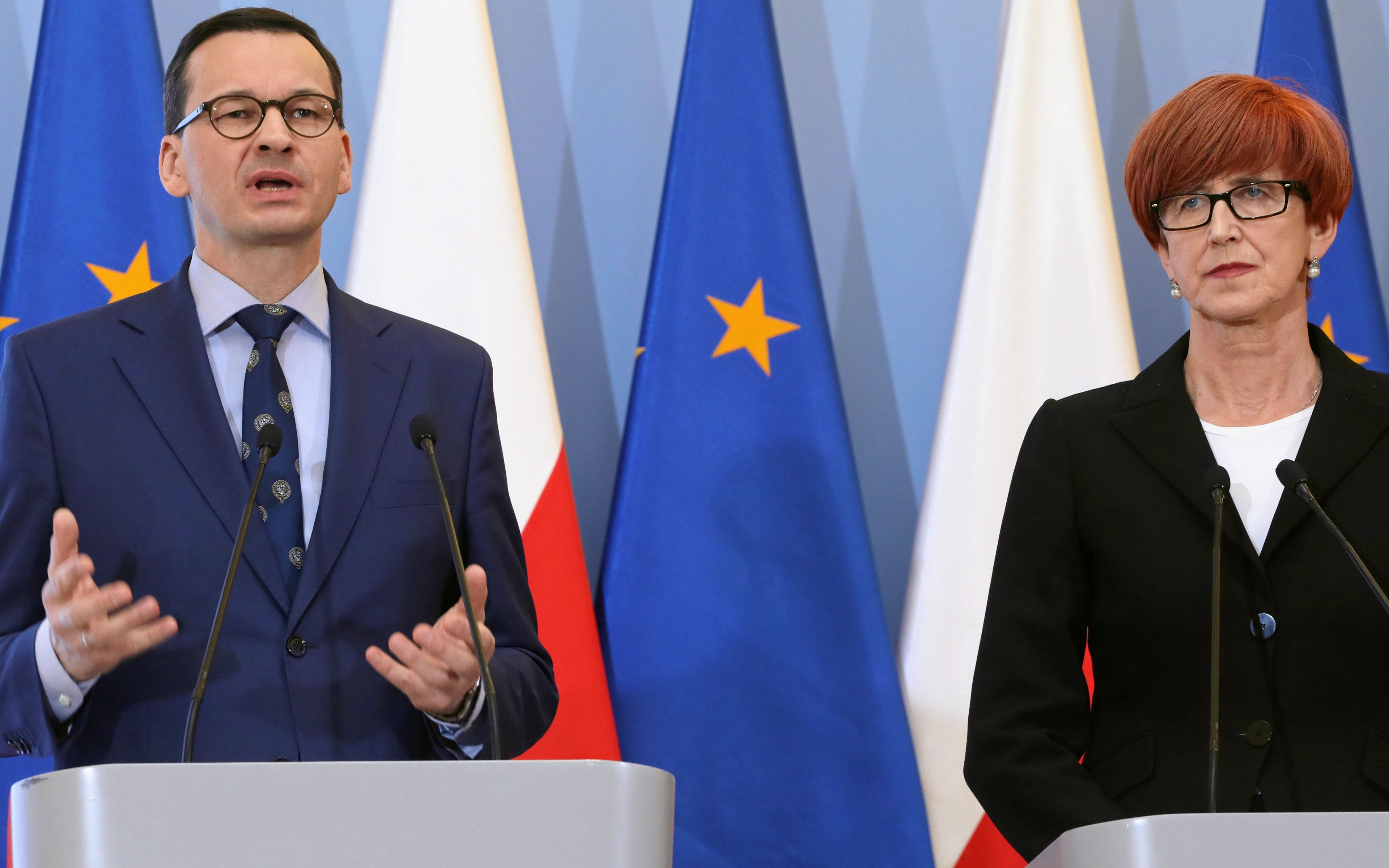 15.04.2019 Warszawa , aleje Ujazdowskie . Kancelaria Prezesa Rady Ministrow . Od lewej: premier Mateusz Morawiecki , minister rodziny , pracy i polityki spolecznej Elzbieta Rafalska podczas konferencji prasowej na temat przeksztalcenia OFE w prywatne Konta Emerytalne ( IKE ). 
Fot. Slawomir Kaminski / Agencja Gazeta