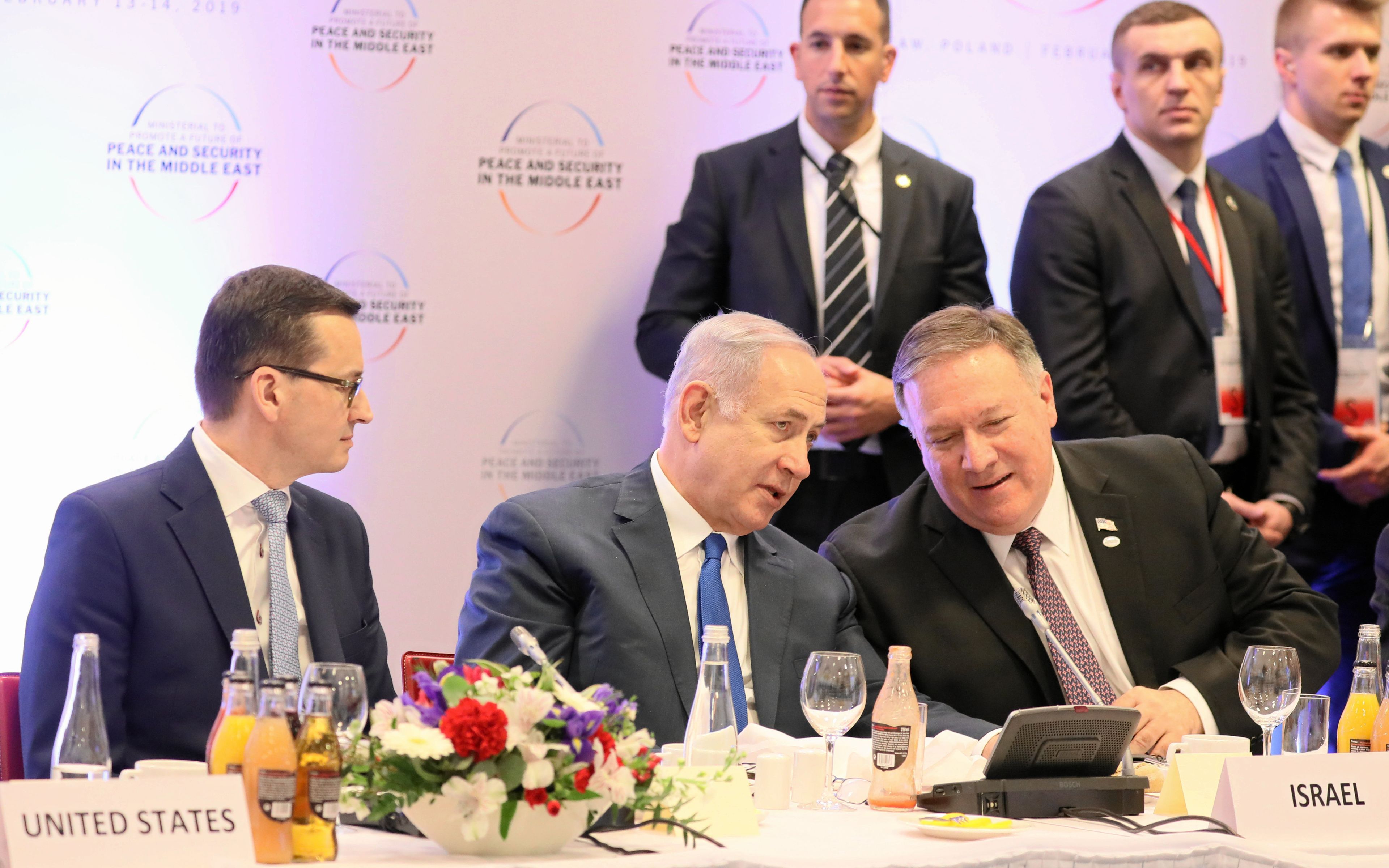 14.02.2019 Warszawa . PGE Stadion Narodowy . Spotkanie ministerialne poswiecone budowaniu pokoju i bezpieczenstwa na Bliskim Wschodzie . Od lewej: premiera Mateusz Morawiecki , premier Izraela Beniamin Netanjahu , sekretarz stanu USA Mike Pompeo podczas lunchu roboczego .
Fot. Slawomir Kaminski / Agencja Gazeta