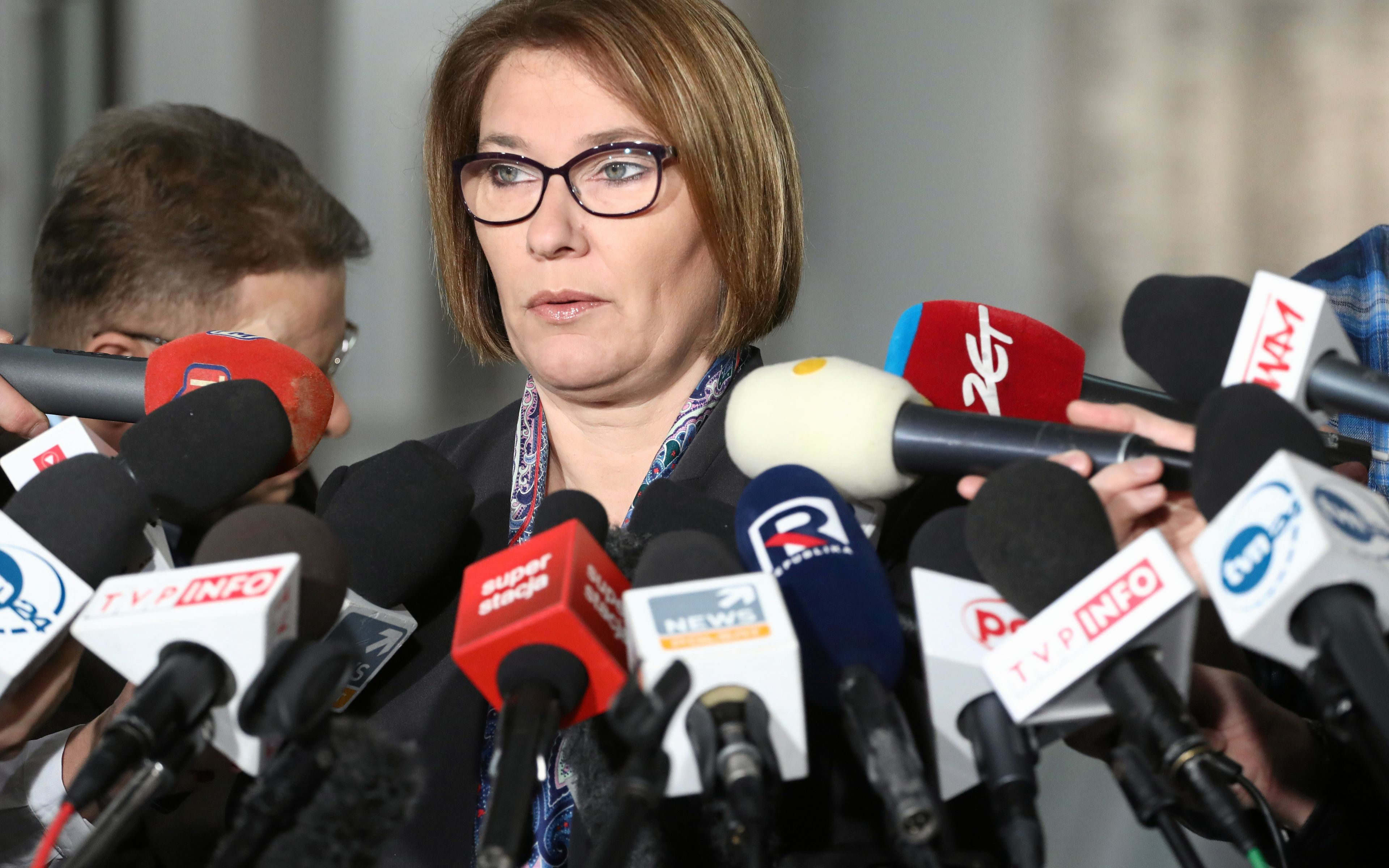 07.12.2017 Warszawa , Sejm . Rzecznik prasowy partii Prawo i Sprawiedliwosc oraz Klubu Parlamentarnego PiS Beata Mazurek podczas konferencji przed posiedzeniem na ktorym Sejm rozpatrzy wniosek Platformy Obywatelskiej o odwolanie premier Beaty Szydlo oraz jej gabinetu i powolanie Grzegorza Schetyny na stanowisko premiera .
Fot. Slawomir Kaminski / Agencja Gazeta