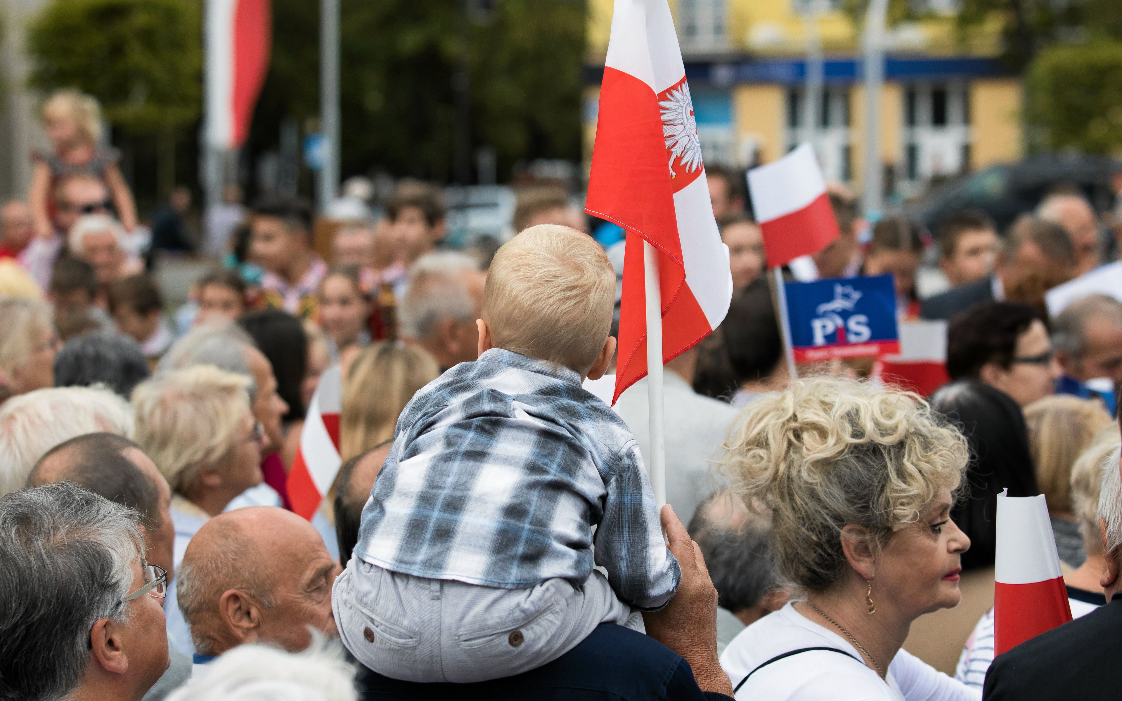 13.09.2019 Swidnik , Plac Konstytucji 3 Maja . Wyborcy podczas spotkania Prezesa Rady Ministrow rzadu PiS Mateusza Morawieckiego z mieszkancami miasta . 
Fot. Jakub Orzechowski / Agencja Gazeta