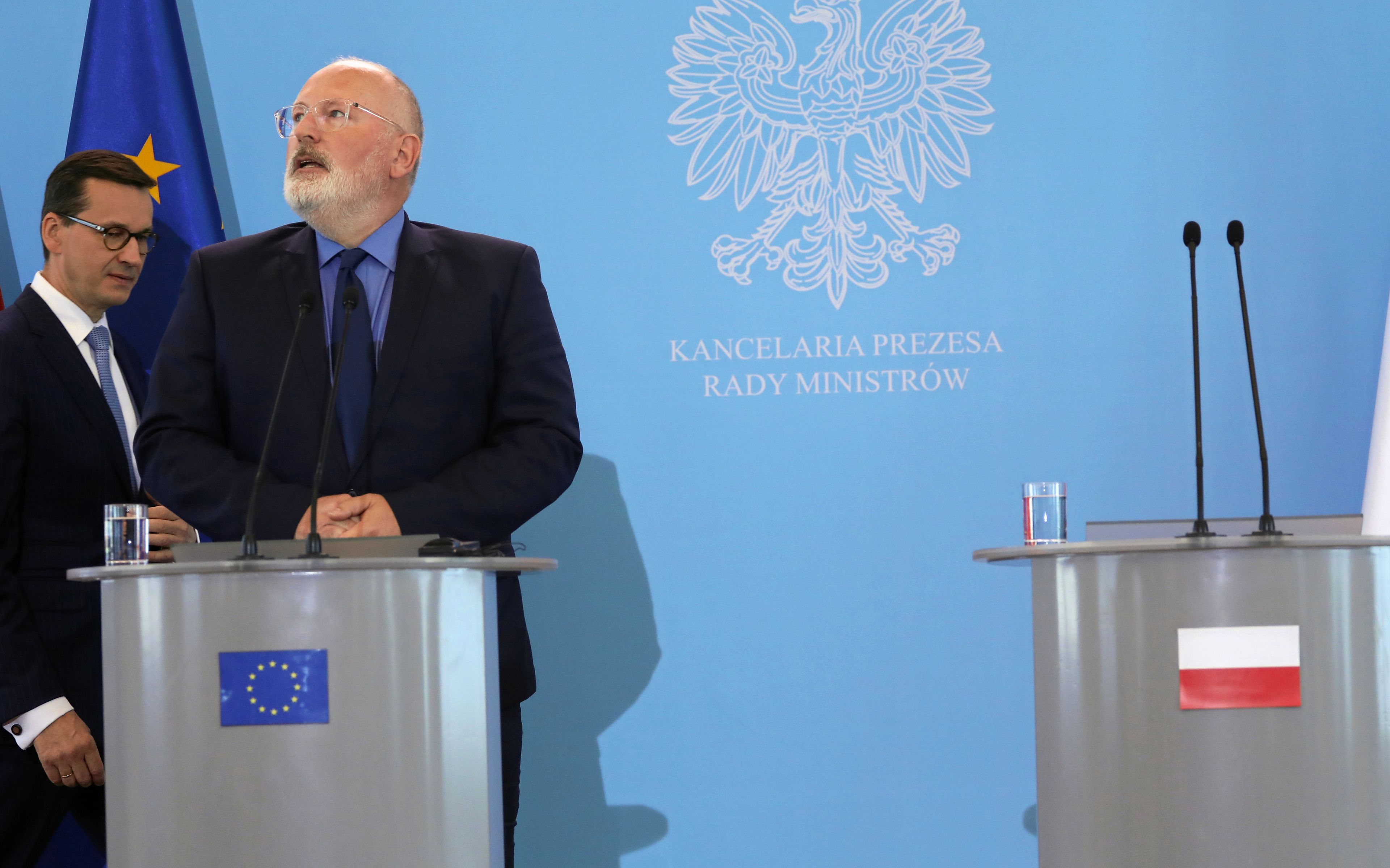 18.06.2018 Warszawa . Kancelaria Prezesa Rady Ministrow . Od lewej: pierwszy wiceprzewodniczacy Komisji Europejskiej Frans Timmermans , premier Mateusz Morawiecki podczas powitania .
Fot. Slawomir Kaminski / Agencja Gazeta