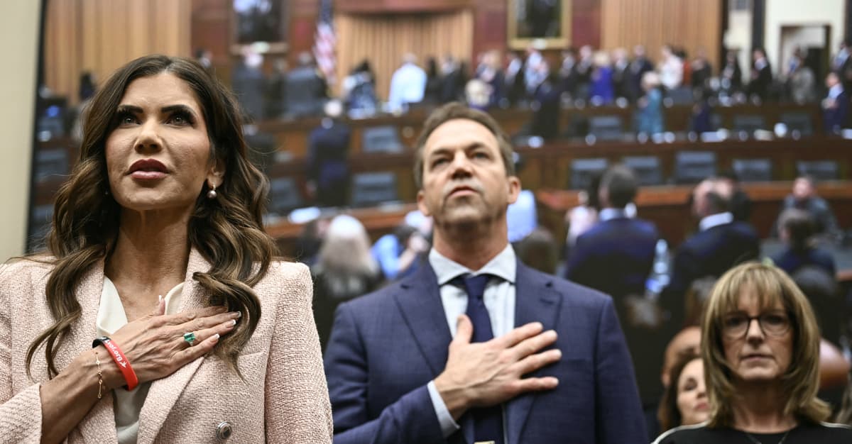 Kristi Noem, twarda kobieta w męskim świecie. Zabiła psa, robiła karierę u Trumpa. Aż ją wyrzucił