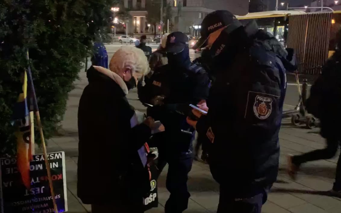 Grafika do artykułu Polskie Babcie wychodzą protestować. Interweniują duże siły Policji, są mandaty po 20 zł