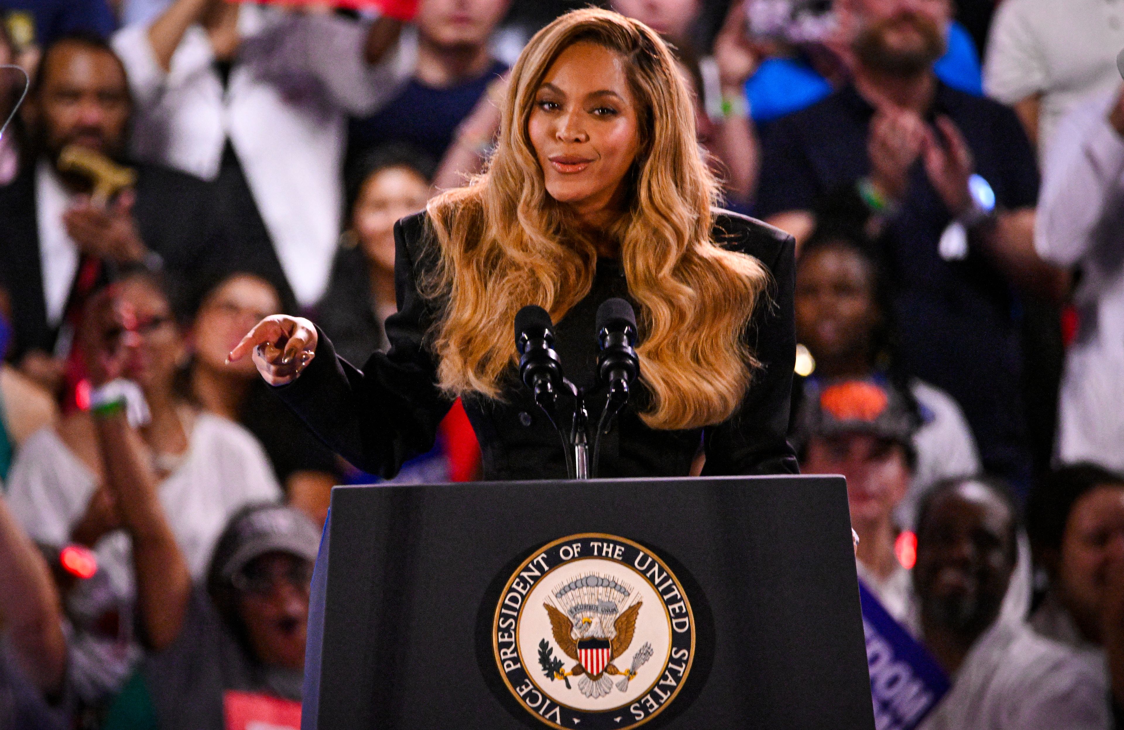 Amerykańska piosenkarka i autorka tekstów Beyonce przemawia podczas wiecu kampanii na rzecz wiceprezydenta USA i kandydatki Demokratów na prezydenta Kamali Harris na Shell Energy Stadium w Houston w Teksasie, 25 października 2024 r.
