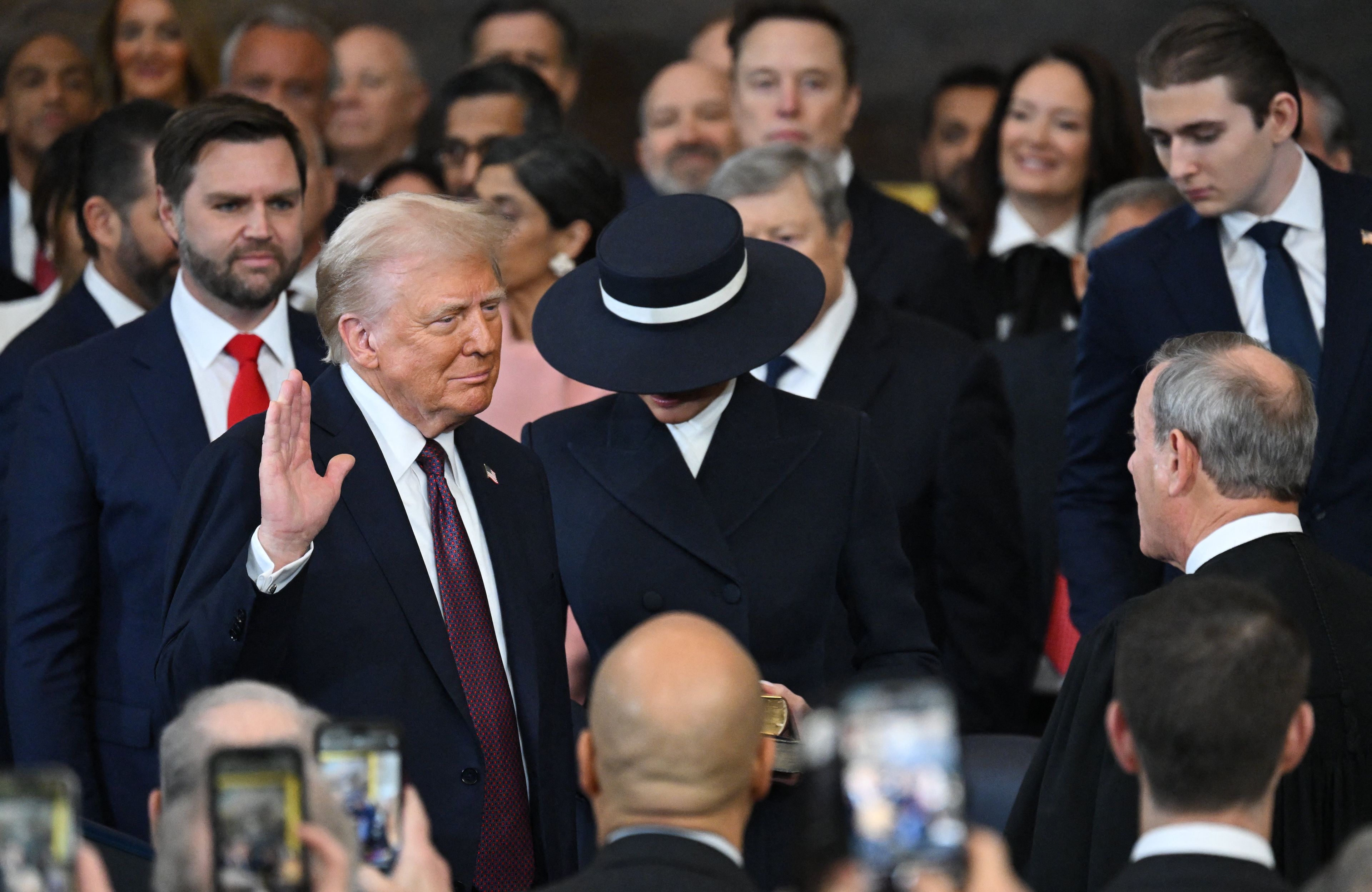Donald Trump zostaje zaprzysiężony na 47. prezydenta USA w Rotundzie Kapitolu w Waszyngtonie, 20 stycznia 2025 r.