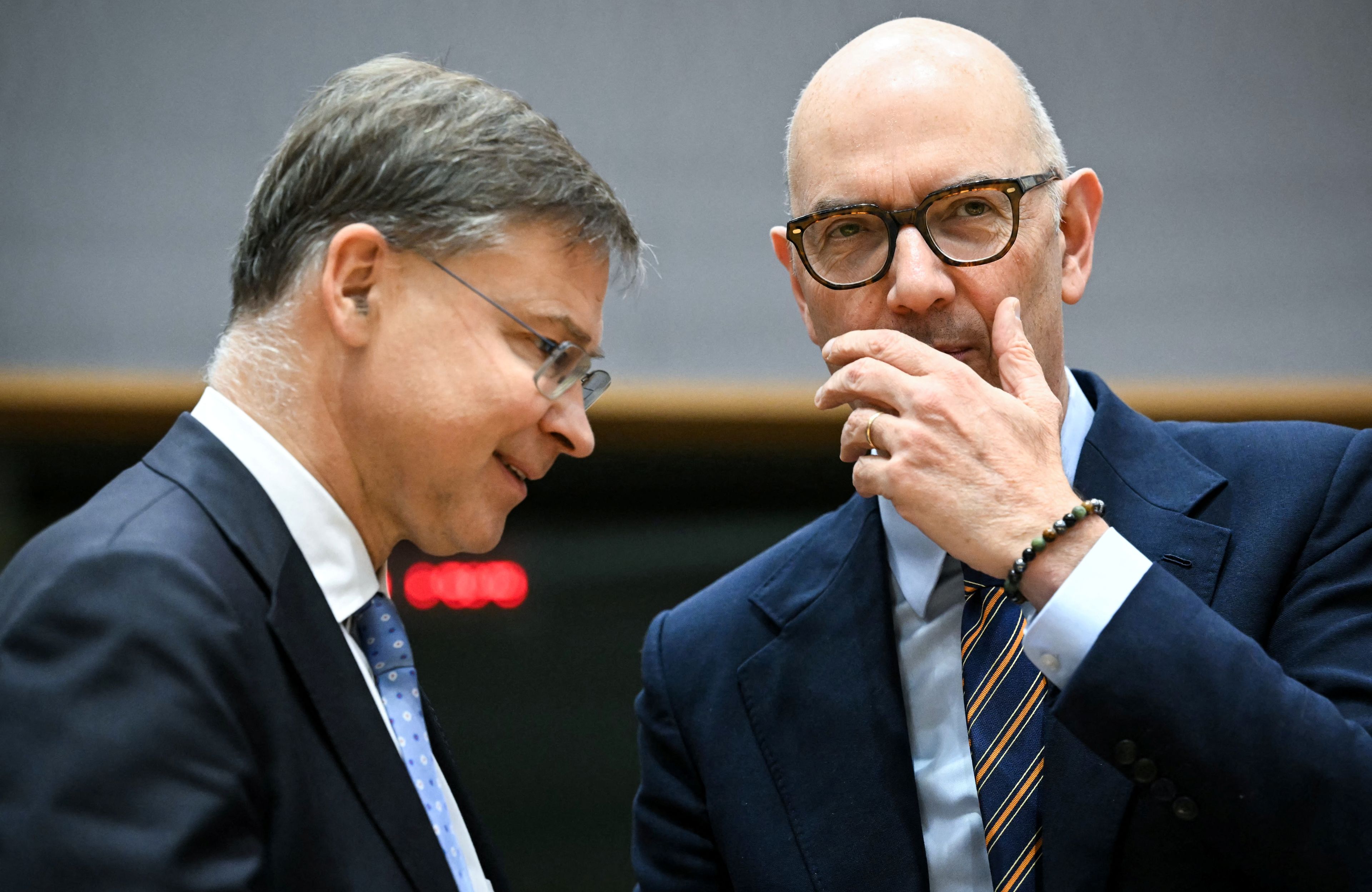 Komisarz Valdis Dombrocskis i belgijski minister finansów Roland Lescure