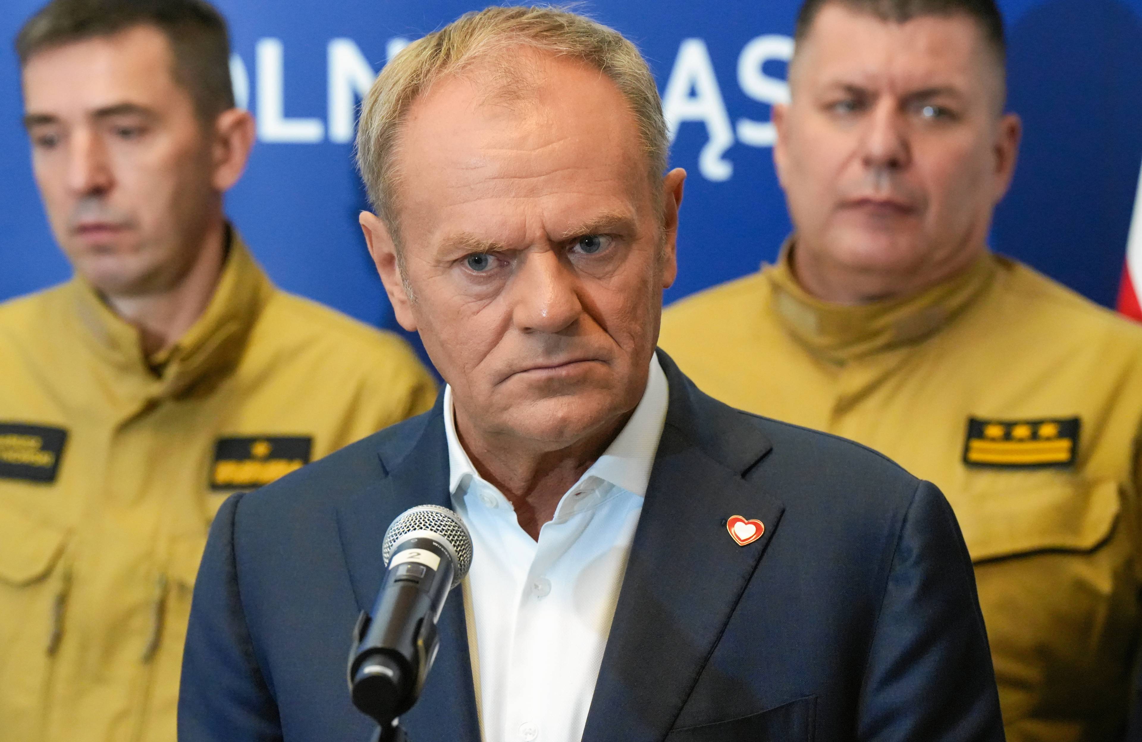 Donald Tusk podczas konferencji prasowej 13 września z zatroskaną miną