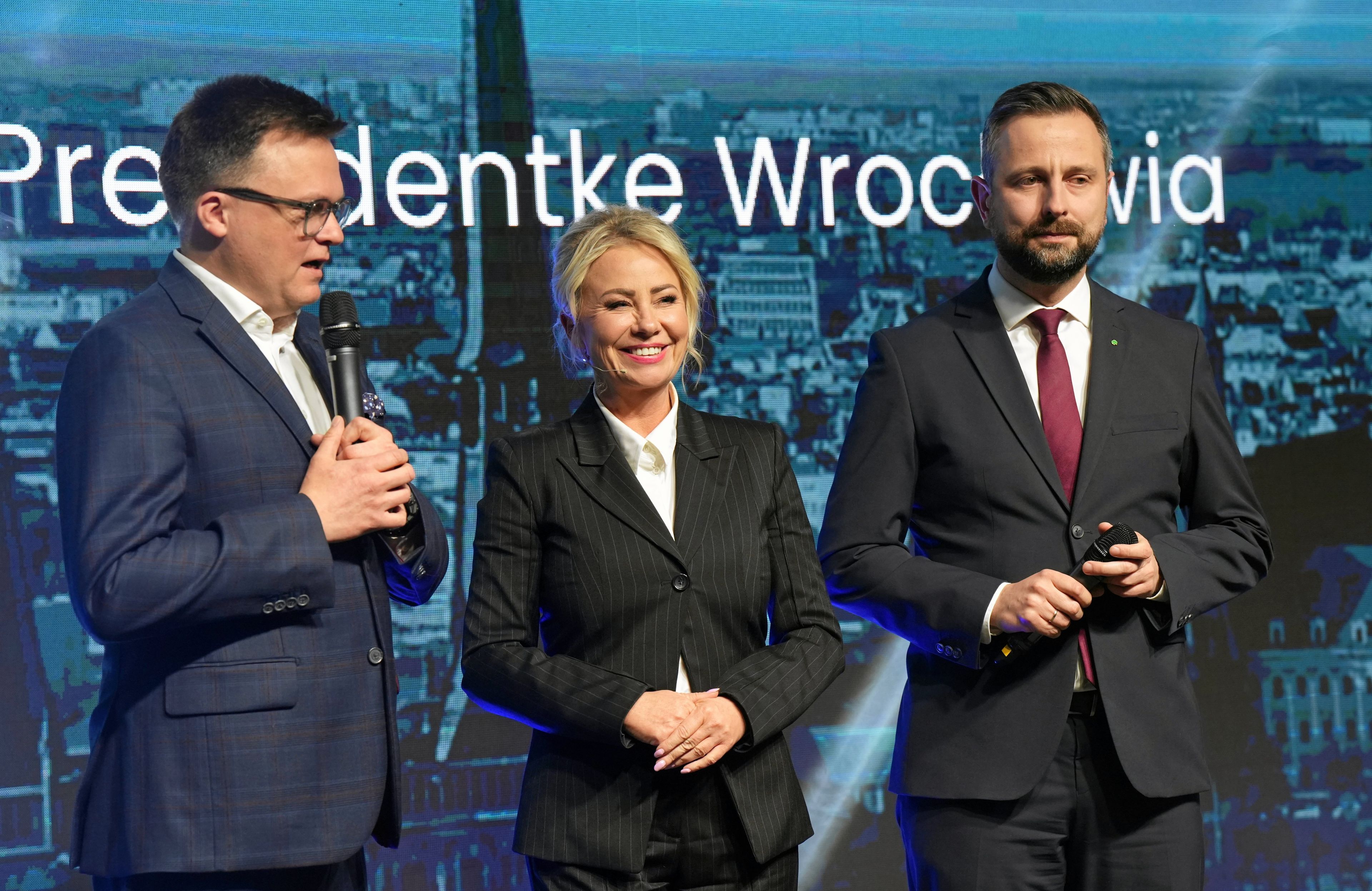 Stoją obok siebie: Szymon Hołownia, Izabela Bodnar, Władysław Kosiniak-Kamysz