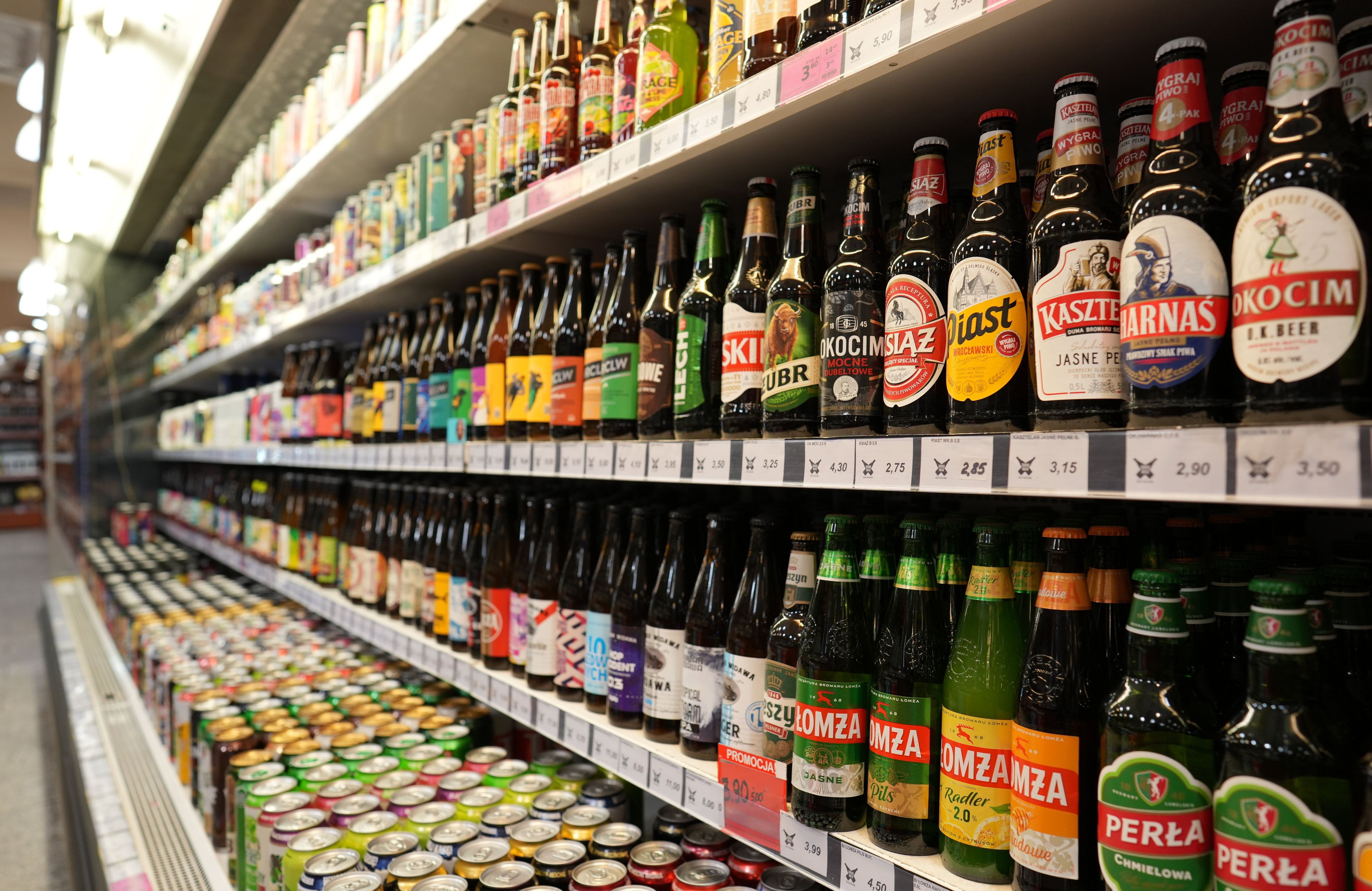 22.02.2024, Wrocław. Rzędy butelek z piwem na półce sklepowej w markecie alkoholowym Drink Hala