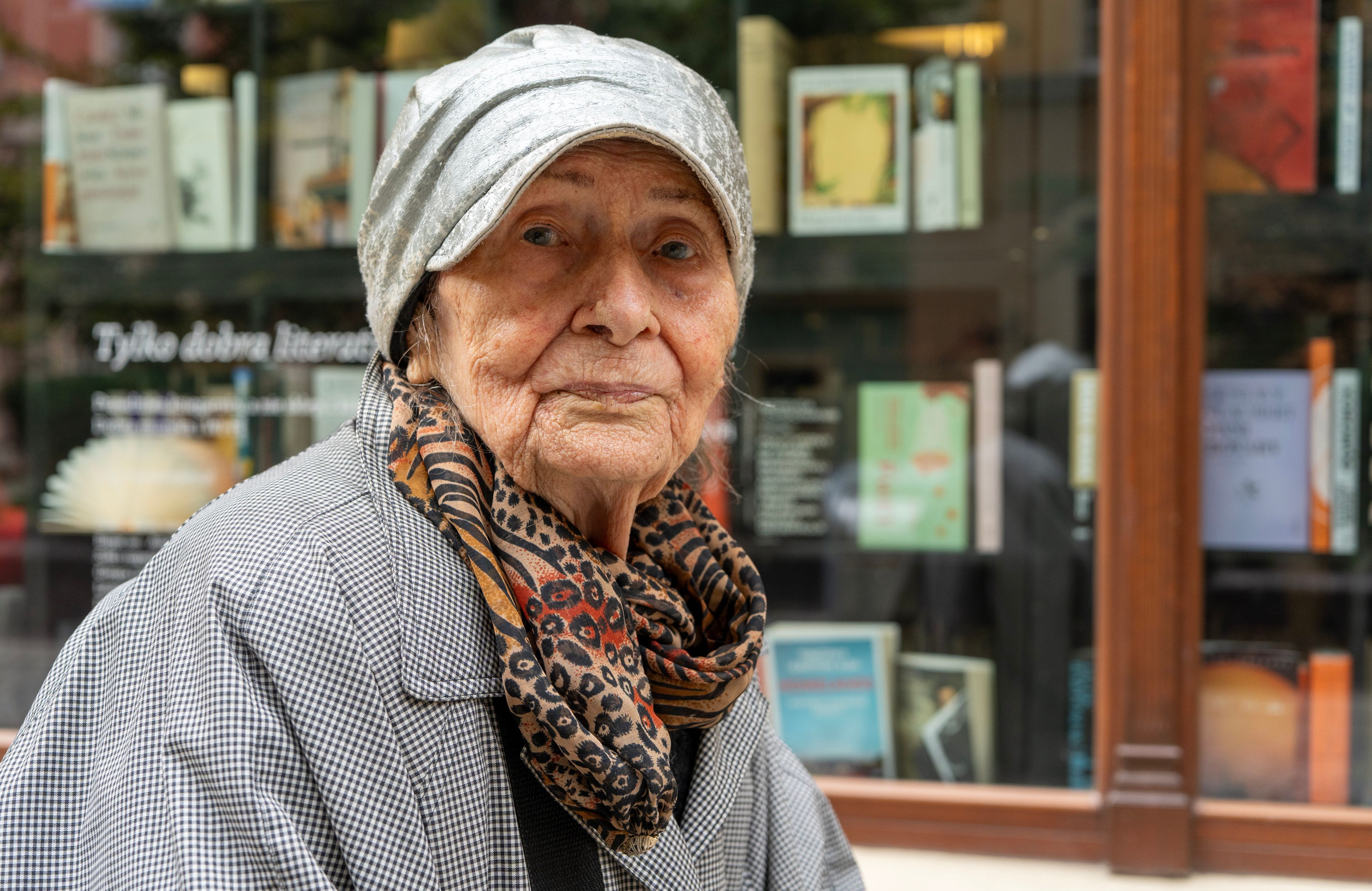 Cafe ksiegarnia Tajne Komplety . Urszula Koziol poetka , pisarka , autorka felietonow i utworow dramatycznych dla dzieci i doroslych .
