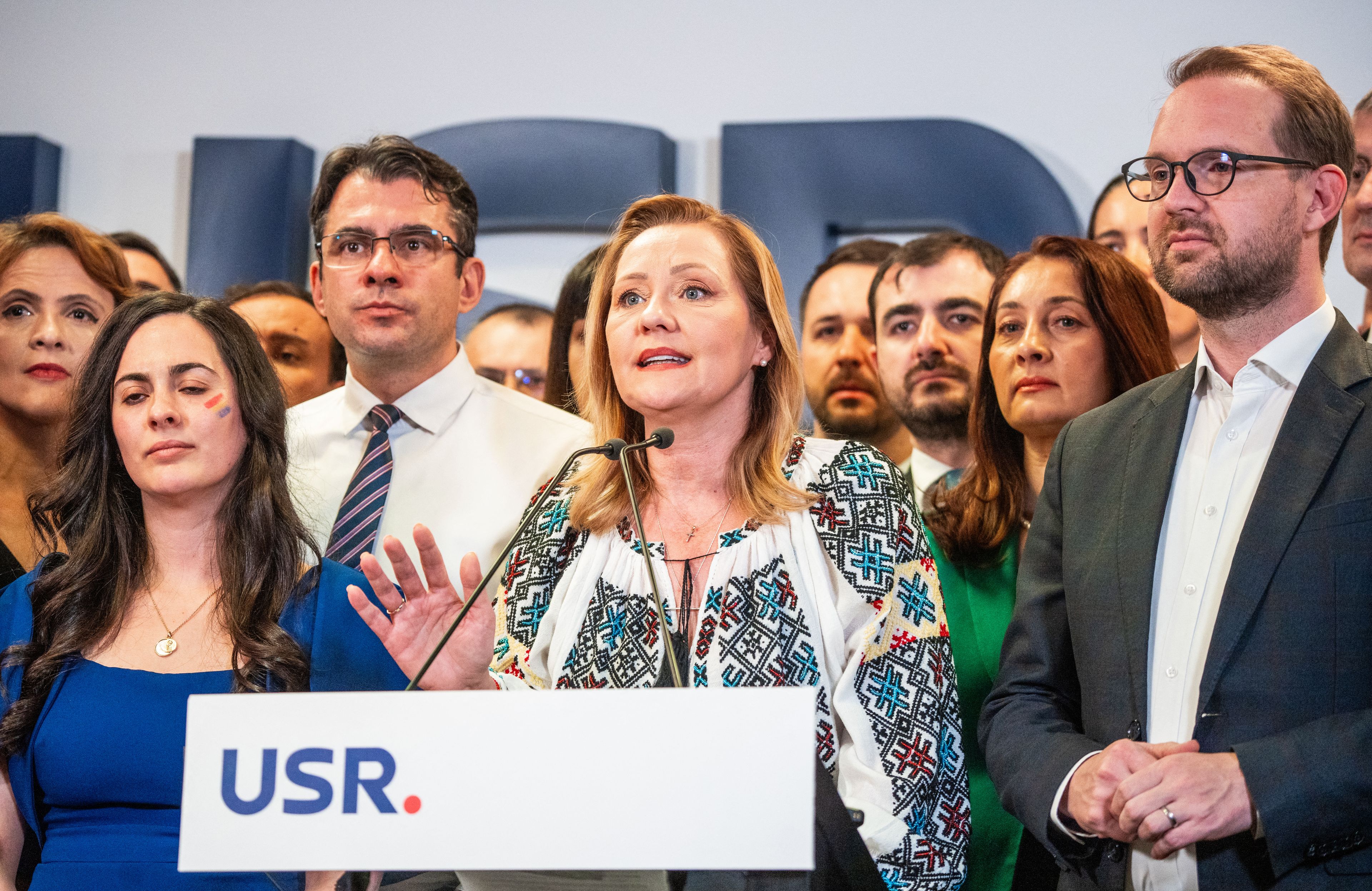 Liderka centroprawicowej partii Związek Ocalenia Rumunii i kandydatka na prezydenta Elena Lasconi przemawia do dziennikarzy w Bukareszcie 1 grudnia 2024 r. po ogłoszeniu pierwszych sondaży exit polls z wyborów parlamentarnych w tym kraju. Według sondażu exit poll opublikowanego przez lokalne media, rządzący w Rumunii Socjaldemokraci (PSD) prowadzili w niedzielnych wyborach parlamentarnych, ale skrajna prawica zapewniła sobie duże zyski.