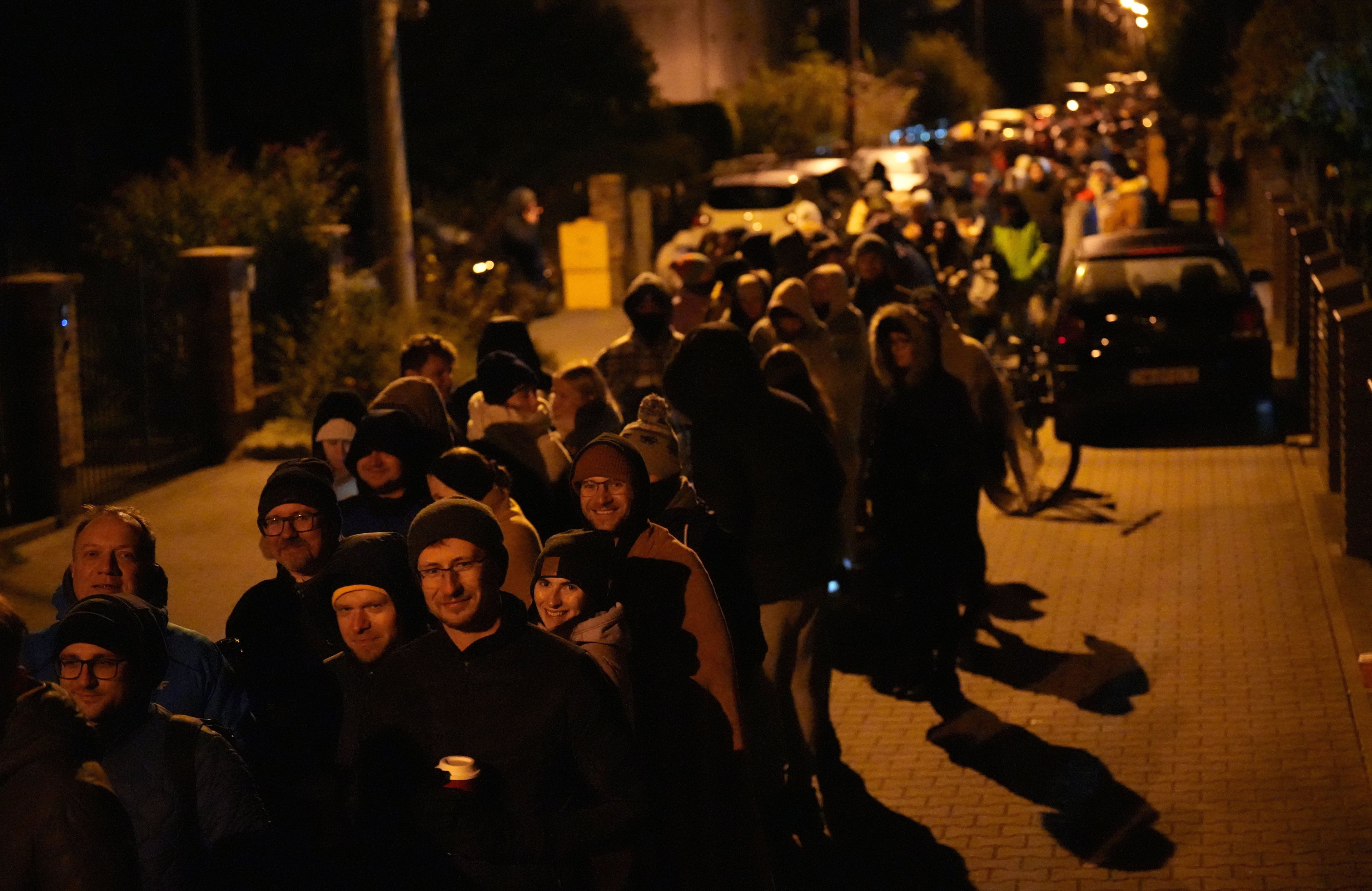 Wyborcy w kolejce do lokalu wyborczego w Jagodnie, 15.10.2023 r.