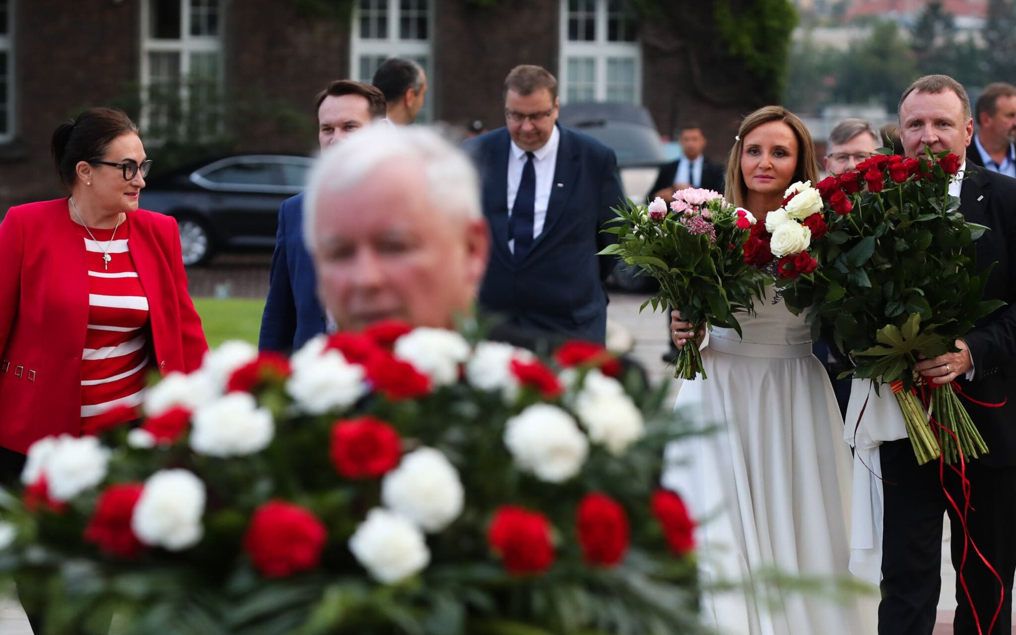 18.07.2020 Krakow , Wawel . Prezes TVP Jacek Kurski wraz z malzonka Joanna - bezposrednio od oltarza udali sie do krypty na Wawelu ( miesiecznica pogrzebu pary prezydencjkiej ). Oboje panstwo mlodzi sa rozwodnikami, slub cywilny wzieli dwa lata temu . Media spekuluja, ze termin slubu wybrano na 18 lipca bo to dzien pogrzebu Marii i Lecha Kaczynskich . Kurski mogl wiec liczyc na obecnosc szefa PiS w miescie . N/z Jacek Kurski , Joanna Klimek oraz Jaroslaw Kaczynski .
Fot. Jakub Wlodek / Agencja Gazeta