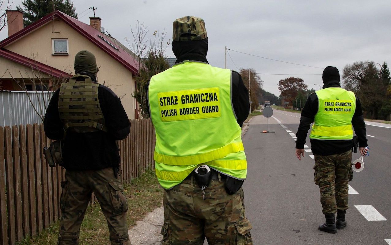28.10.2021 Straz , miejscowosc na trasie Bialystok Sokolka . Patrol Strazy Granicznej kontroluje wyrywkowo samochody przejezdzajace S19 od strony granicy z Bialorusia , od przejscia granicznego w Kuznicy , glownie busy ale rowniez samochody osobowe w poszukiwaniu przemytnikow uchodzcow .
Fot. Agnieszka Sadowska / Agencja Wyborcza.pl