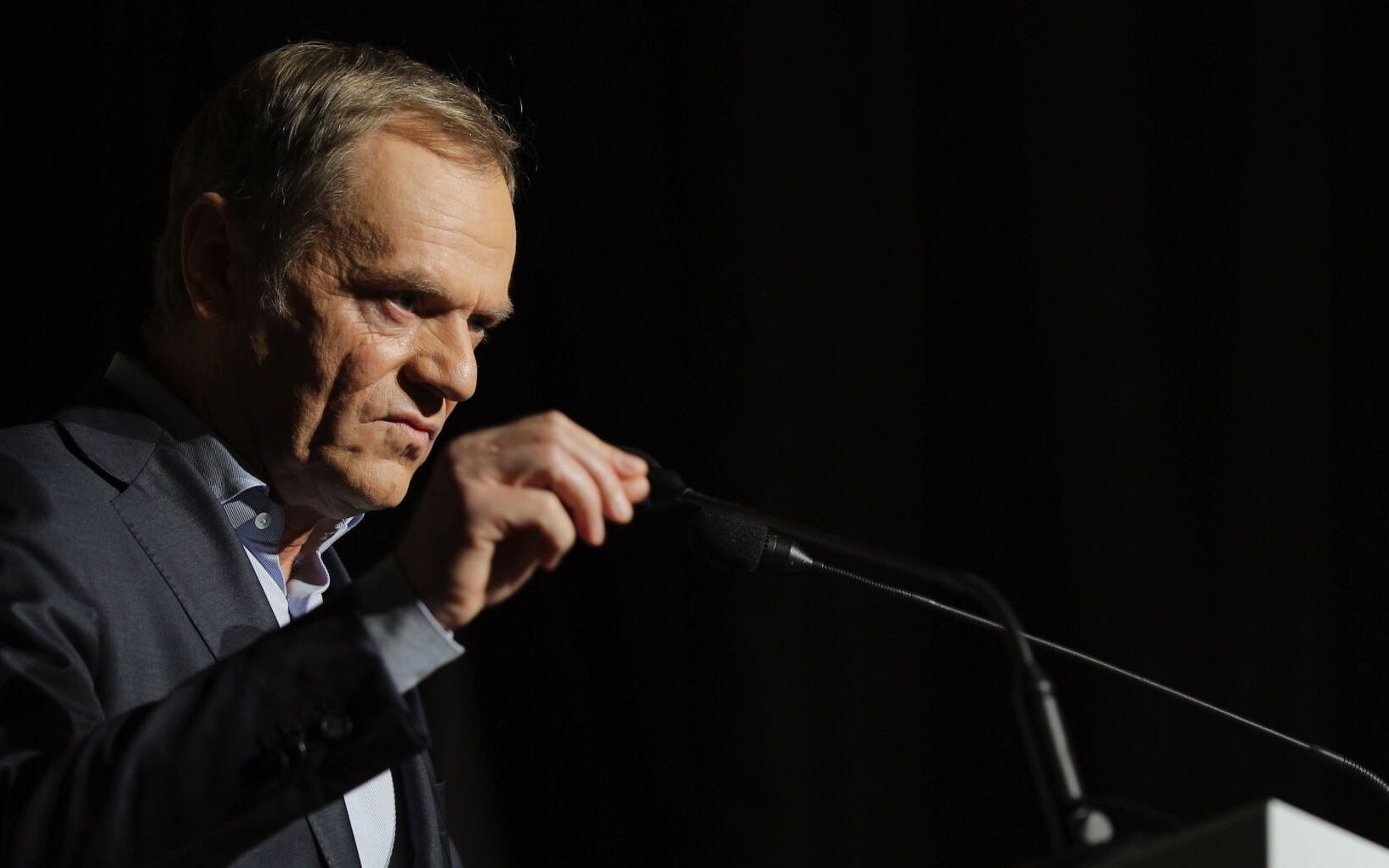 27.11.2021 Warszawa , ul. Szwedzka 2 . Przewodniczacy Platformy Obywatelskiej Donald Tusk podczas wystapienia na konwencji Komitetu Obrony Demokracji " 6 lat KOD " .
Fot. Dawid Zuchowicz / Agencja Wyborcza.pl