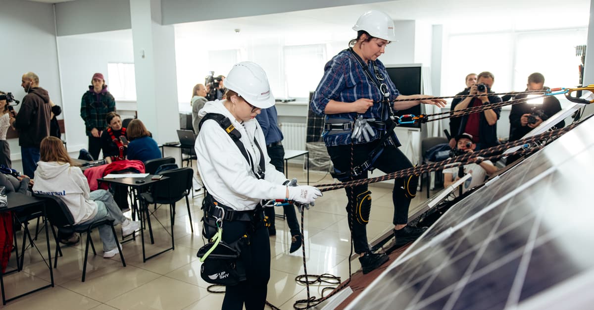Instalatorki elektrowni słonecznych. Jak ukraińskie kobiety potrafią sprostać wojennym wyzwaniom