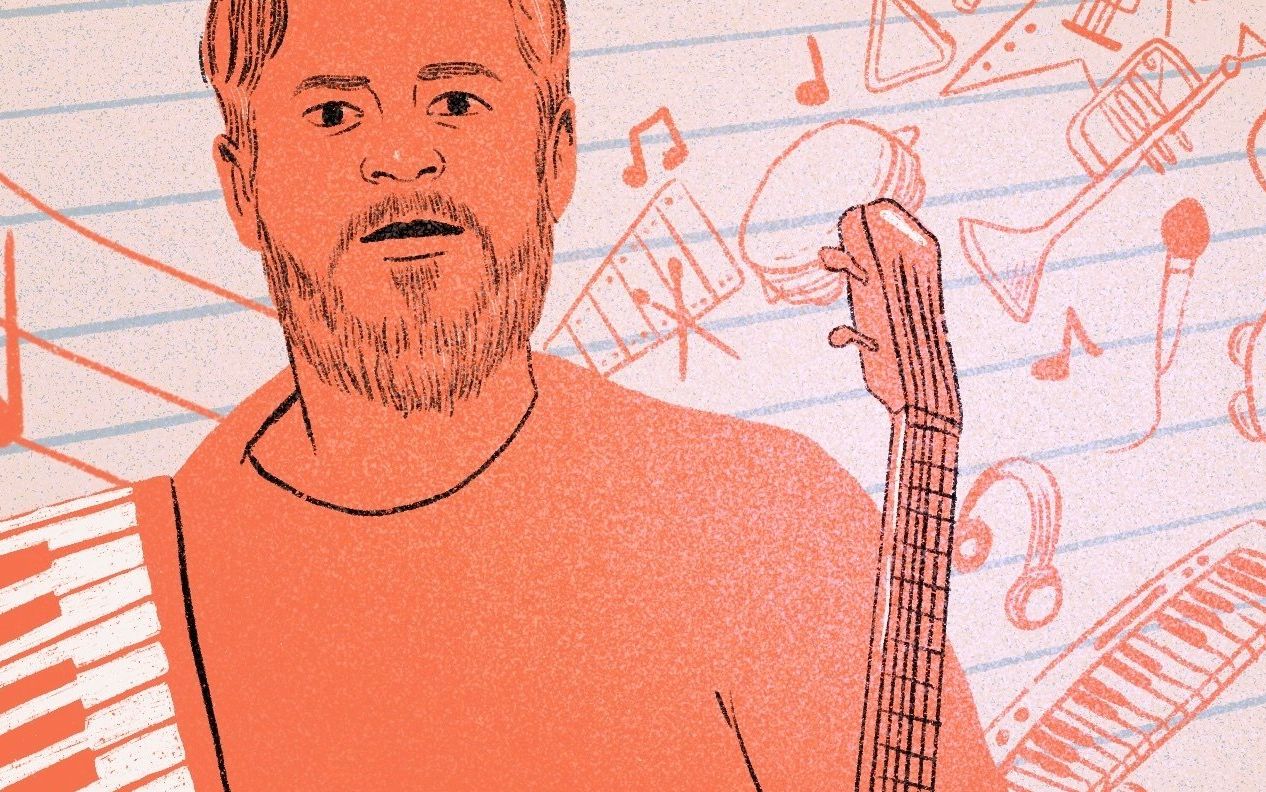 ilustracja przedstawiająca mężczyznę, trzymającego na ramieniu silikonowy keyboard i ukulele, na tle zeszytu w linię z instrumentami muzycznymi
