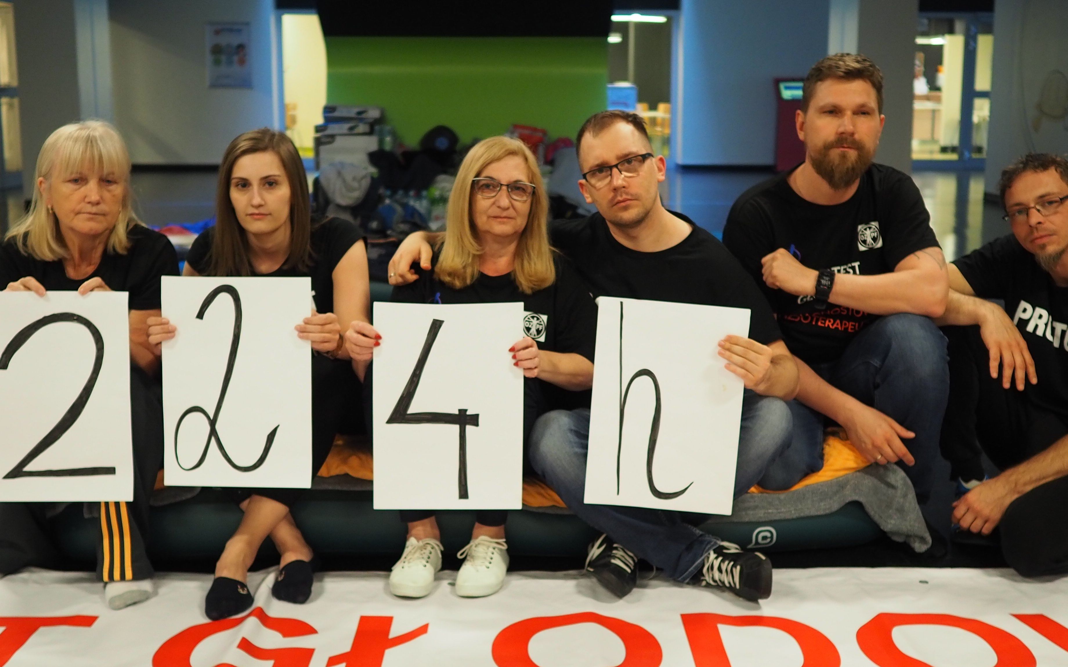 Grafika do artykułu Fizjoterapeuci i diagności przerywają głodówkę, ale protest trwa. "Dajemy ministerstwu szansę".