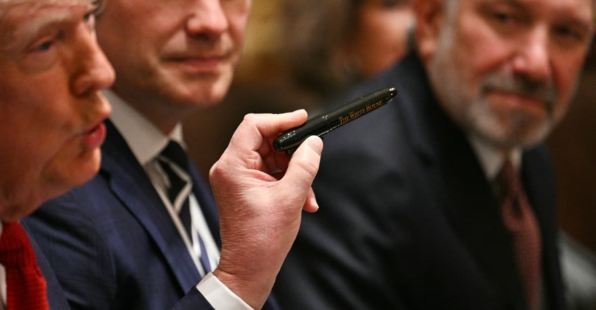 Jak kulawy Kaczor Donald napadł na Iran podpalił świat