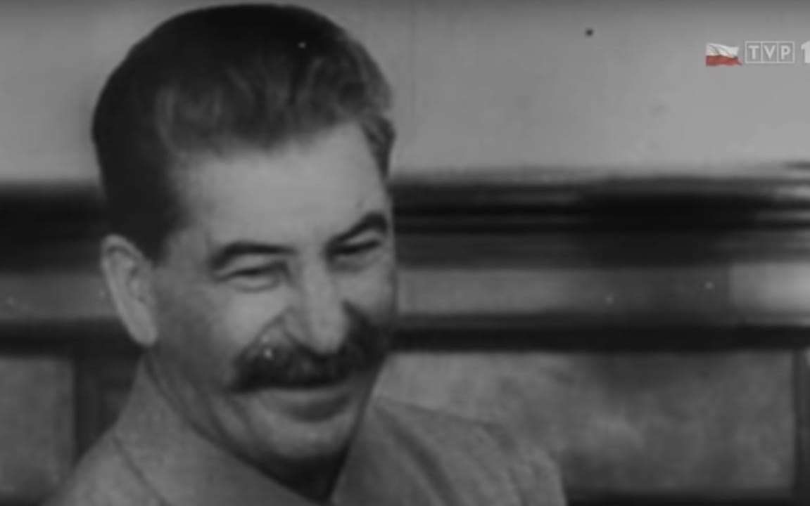 Grafika do artykułu Hitler opuścił Tuska, został mu Stalin. "Wiadomości" TVP cenzurują swój materiał, ale wymowa zostaje