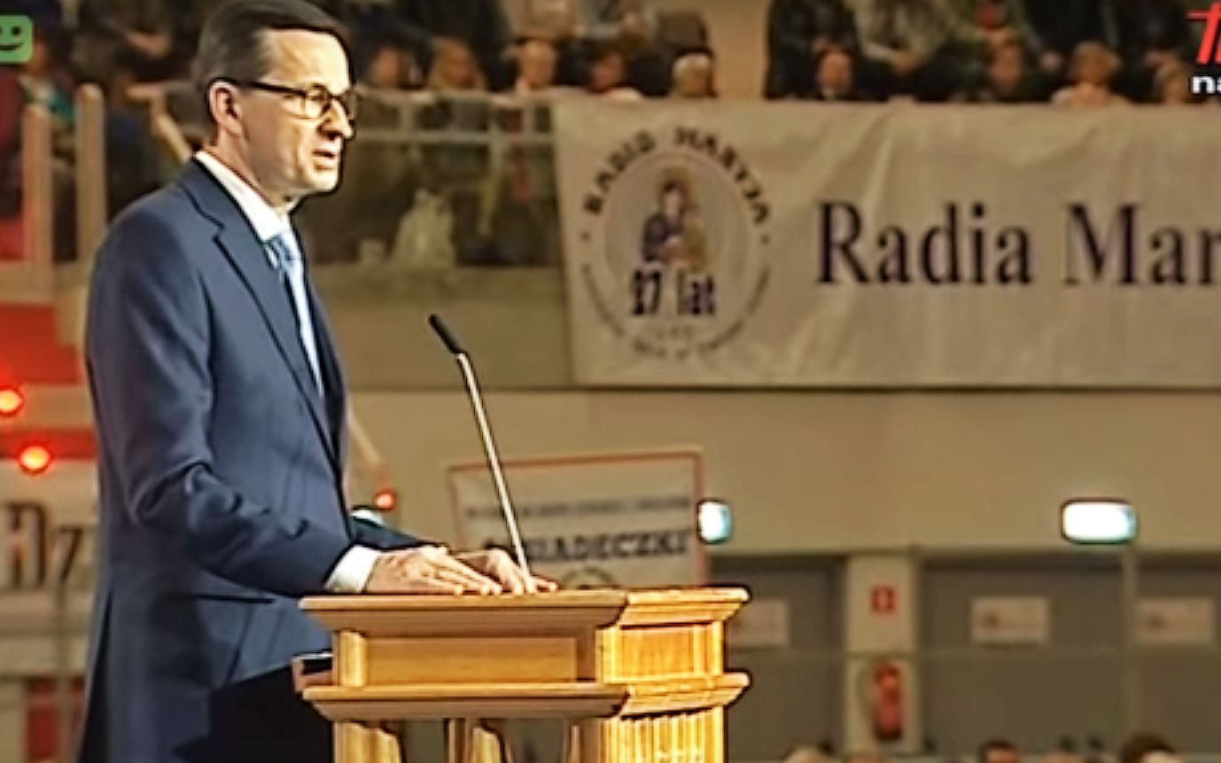 Grafika do artykułu Jak premier Morawiecki zmierzył siłę miłości o. Rydzyka do Ojczyzny - pyta poseł Brejza