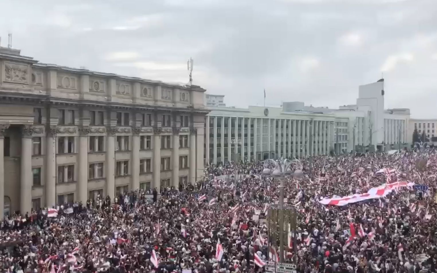 Grafika do artykułu Mińsk nie daje za wygraną mimo żołnierzy na ulicach. Gigantyczny antyrządowy pochód