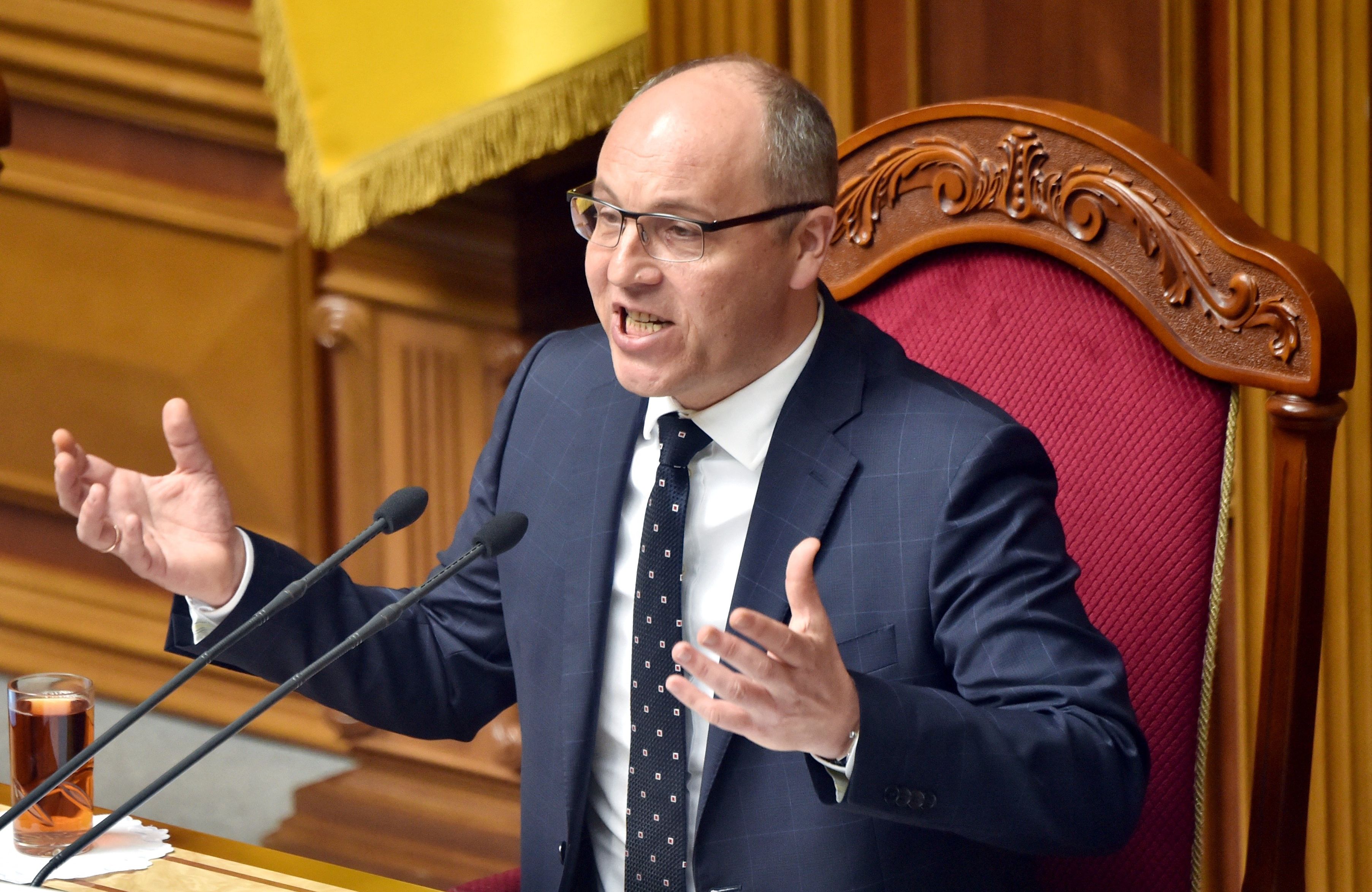 Przewodniczący ukraińskiego parlamentu Andrij Parubij podczas przemówienia do parlamentarzystów podczas nadzwyczajnego posiedzenia parlamentu w Kijowie 22 maja 2019 r.