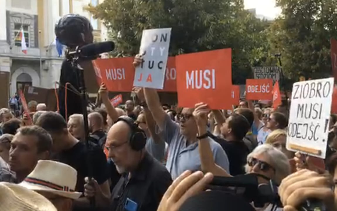 Grafika do artykułu "Nie godzimy się, abyście wy, wolni ludzie, zostali zniewoleni naszymi rękami". Demonstracja "Ziobro musi odejść"
