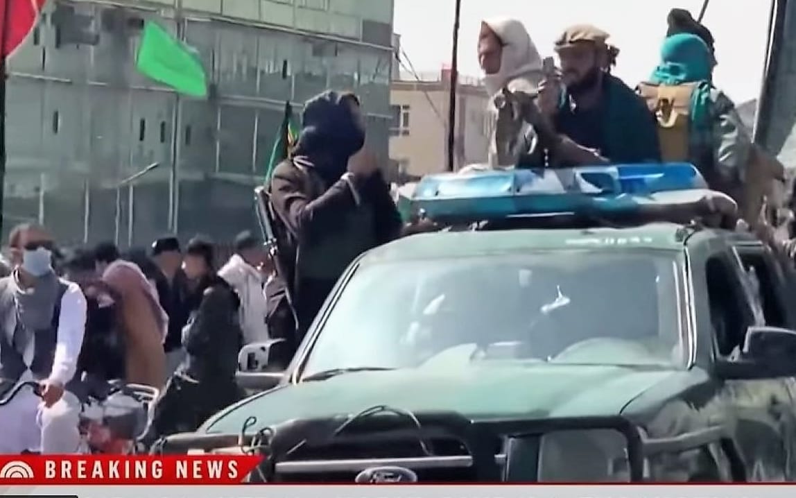 Grafika do artykułu Afganistan. Tłumy próbują uciekać, na lotnisku panika. Zagraniczne media rozliczają USA