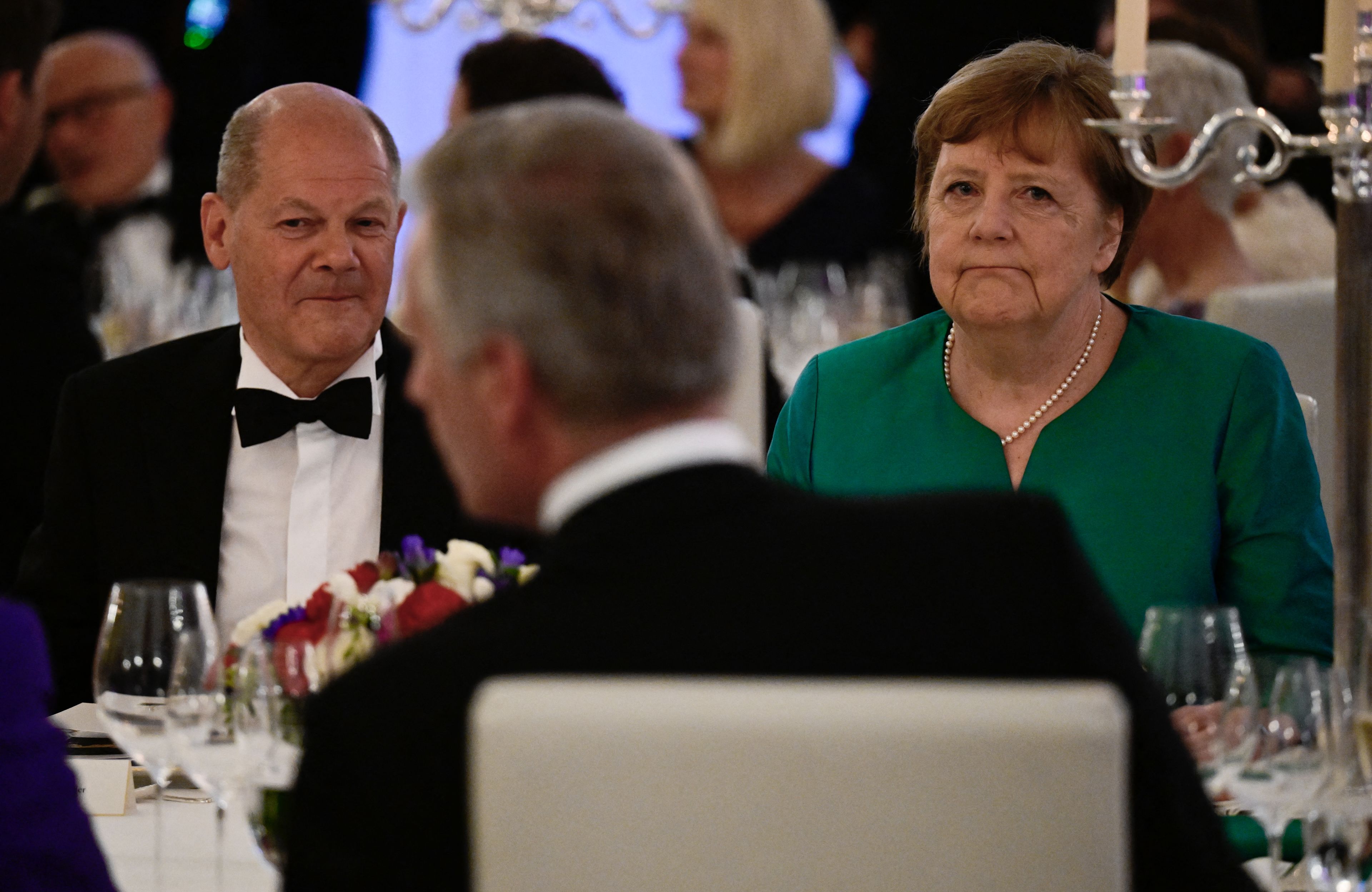Angela Merkel i Olaf Scholz podczas bankietu przy stole