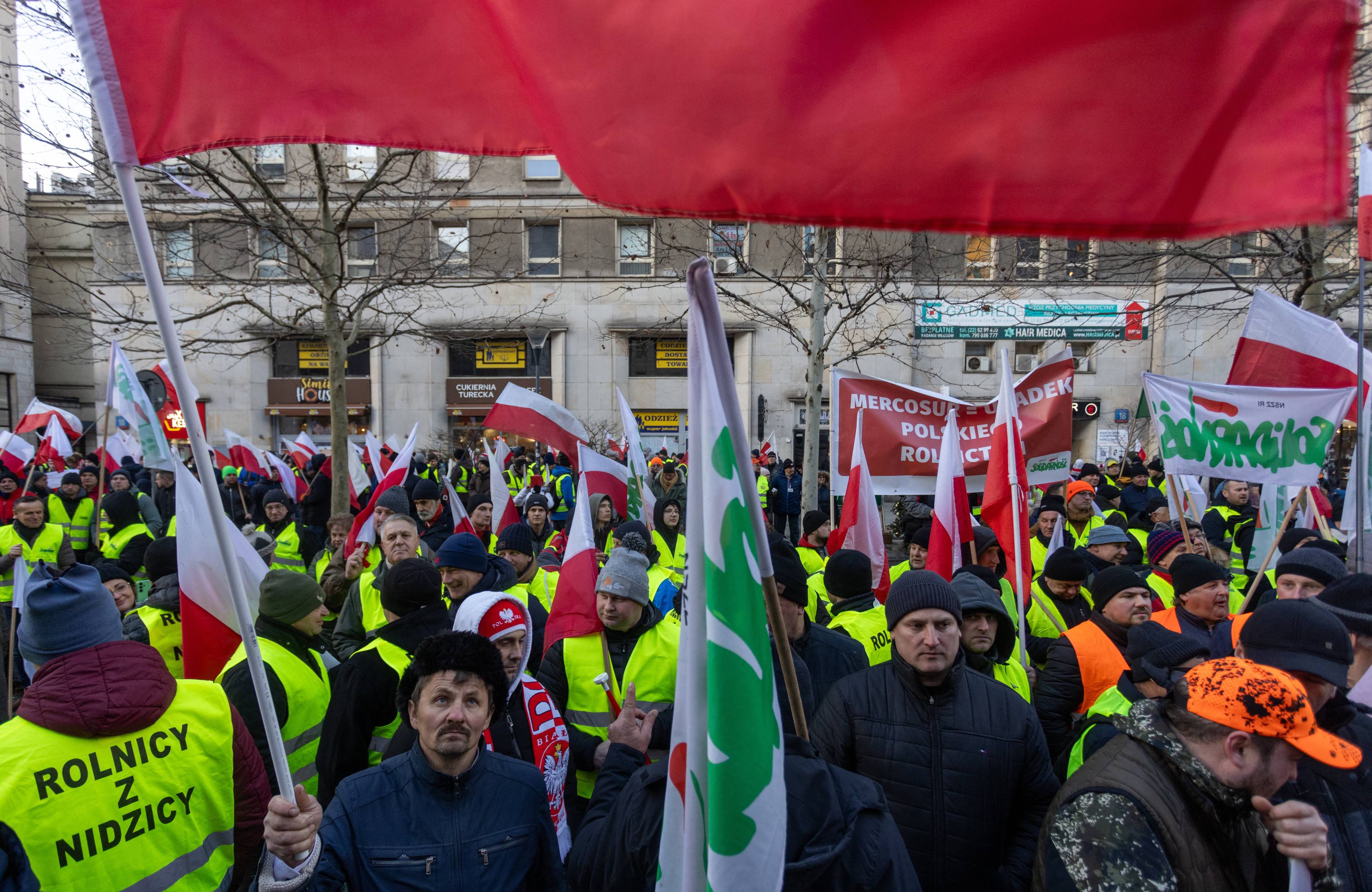 Tłum ludzi na ilicy z białoczerwonymi flagami
