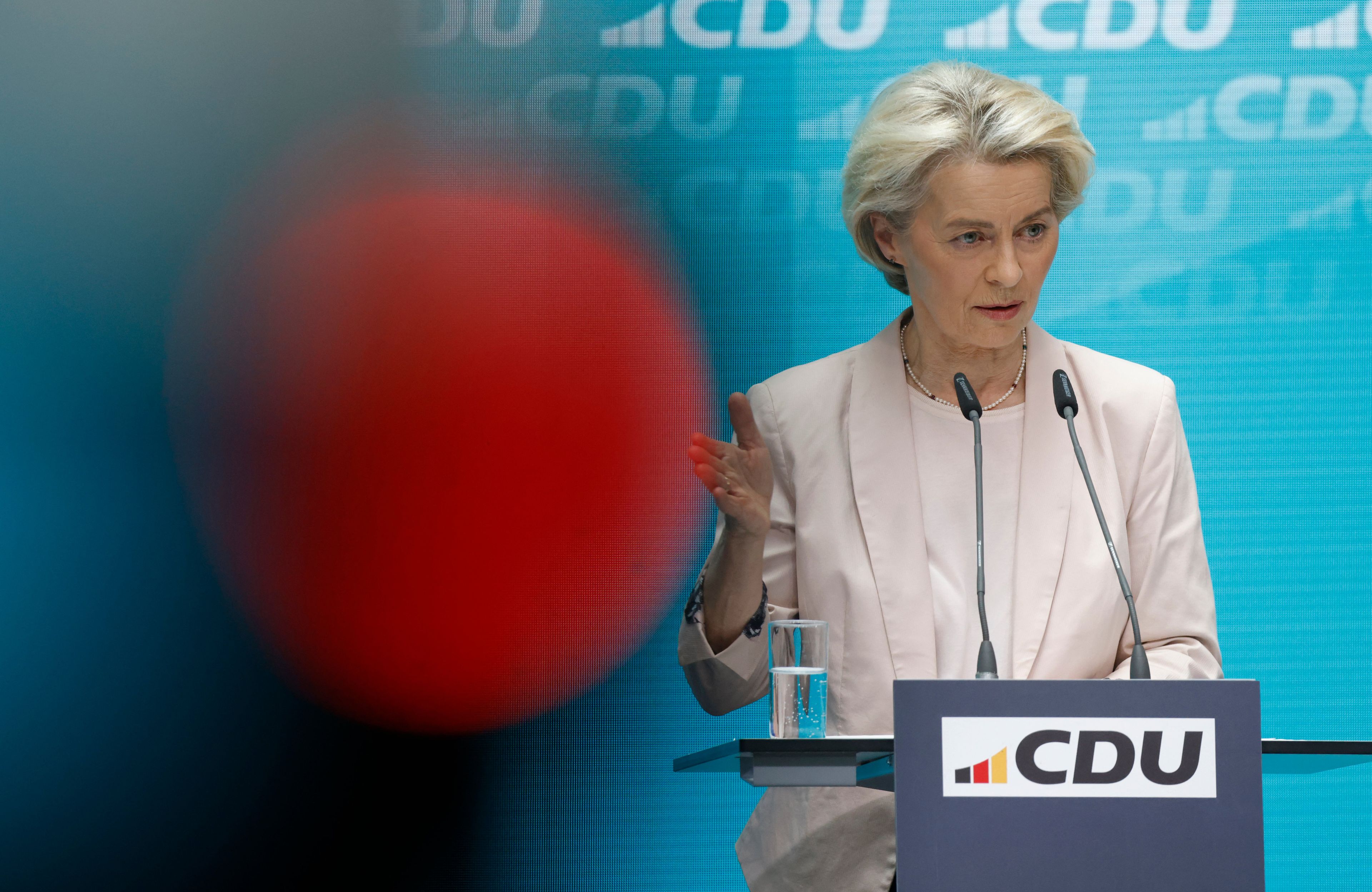 Janoswłosa kobieta (Ursula von derr Leyen) na mównicy