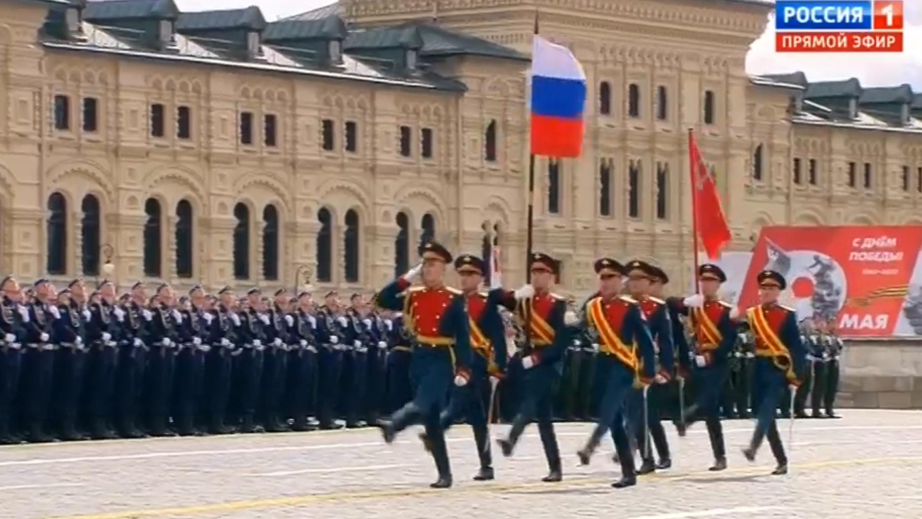 Poczet sztandarowy z flaga Rosjii i ZSRR