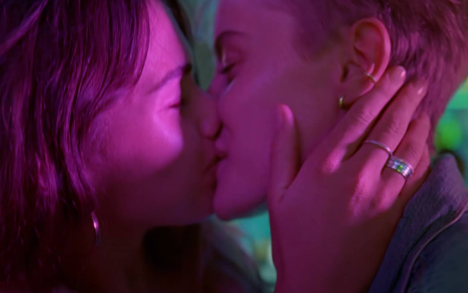 Grafika do artykułu Lesbijki w TVP nie mogą się całować. O co ci [Jacku Kurski] chodzi? Z czym masz problem?