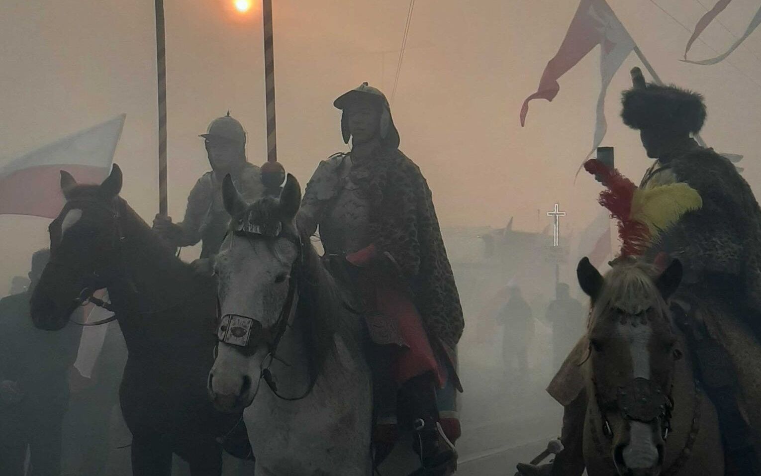 Grafika do artykułu Bąkiewicz: "Kształtuje się nowy ład". Marsz Niepodległości idzie przez Warszawę [LIVE]