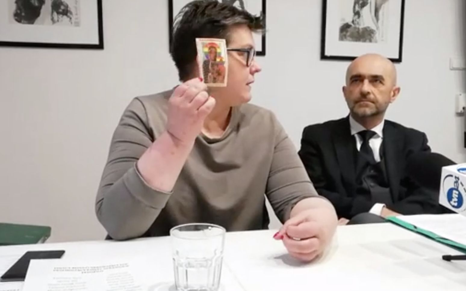 Grafika do artykułu Podleśna: "Miejsce hierarchów ukrywających pedofilię w Kościele jest na śmietniku historii"