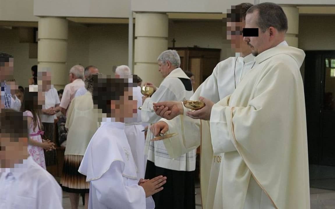 Grafika do artykułu Ksiądz zawieszony za molestowanie 13-latka nadal odprawiał msze, był na wycieczce z dziećmi. Bo biskup milczał