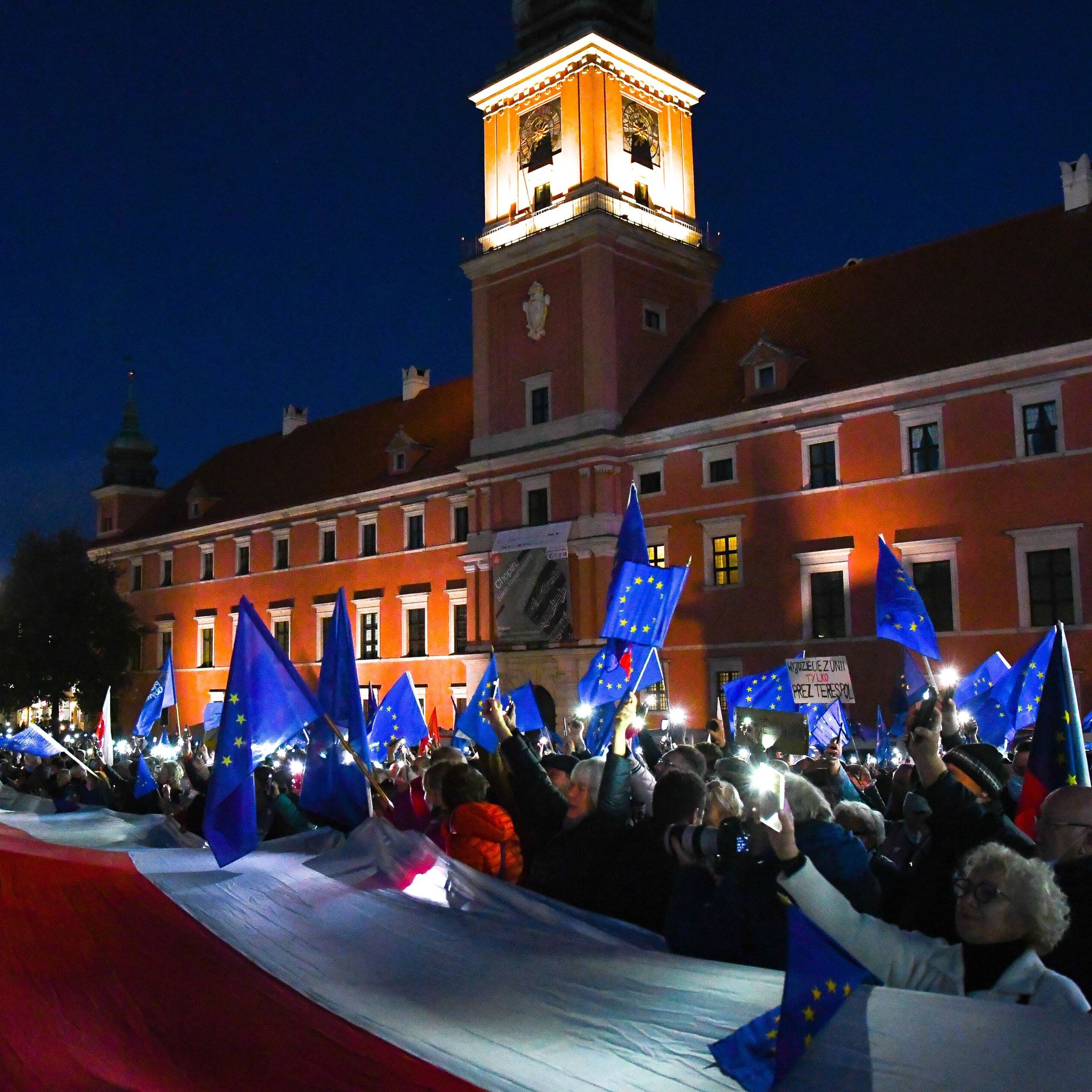 Warszawa, 10.10.2021. Zostajemy w UE – demonstracja na pl. Zamkowym