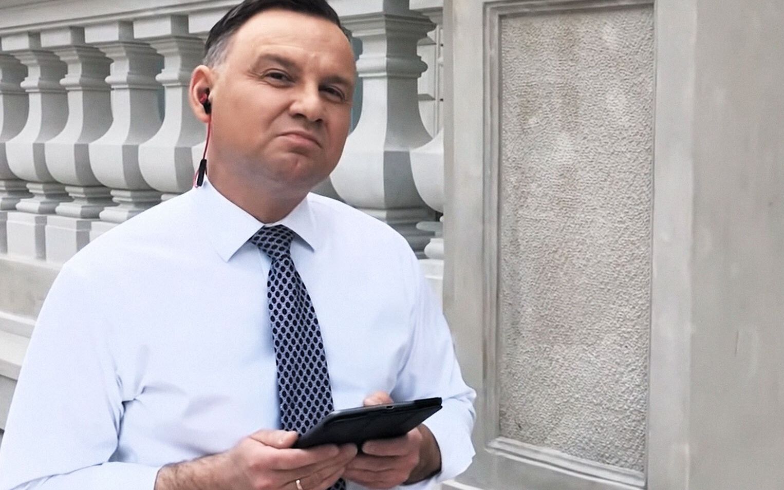 Grafika do artykułu Ostry cień błazenady. Rapując dla medyków, Duda ucieka od odpowiedzialności za stan ochrony zdrowia