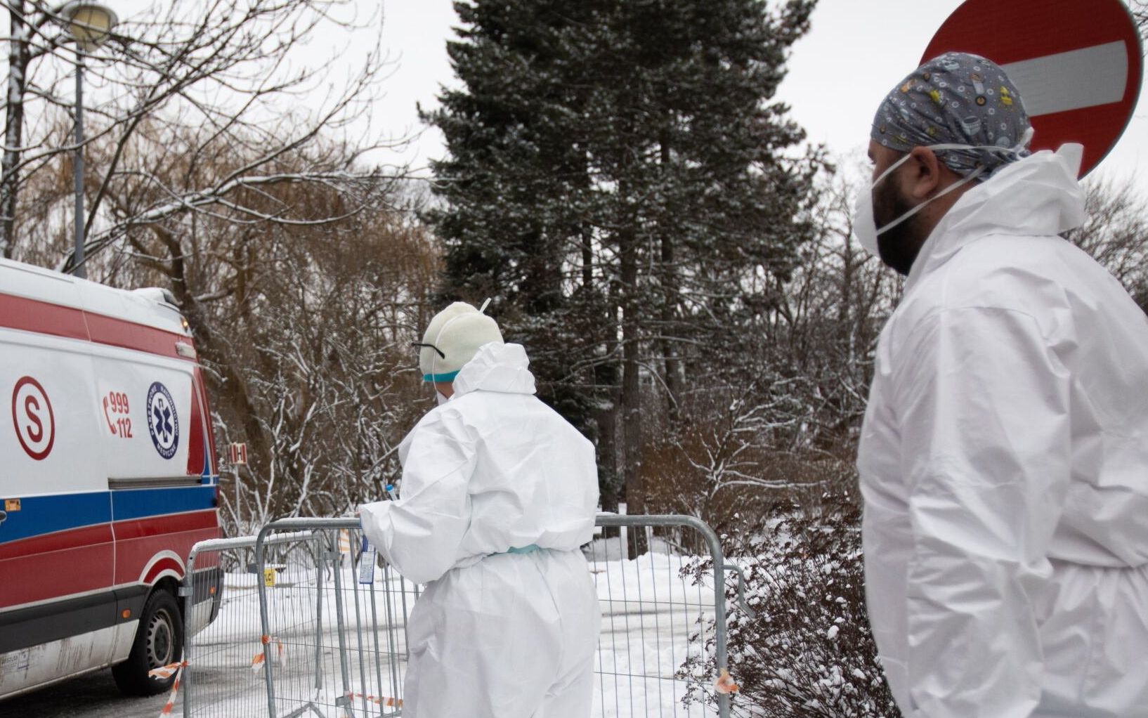 13.01.2021 Lublin , Samodzielny Publiczny Szpital Kliniczny Nr 4 . Praca medykow oddelegowanych do przeprowadzania wstepnej selekcji pacjentow trafiajacych na Szpitalny Odzial Ratunkowy , podczas pandemii koronawirusa i trudnych warunkow zimowych .
Fot. Jakub Orzechowski / Agencja Gazeta