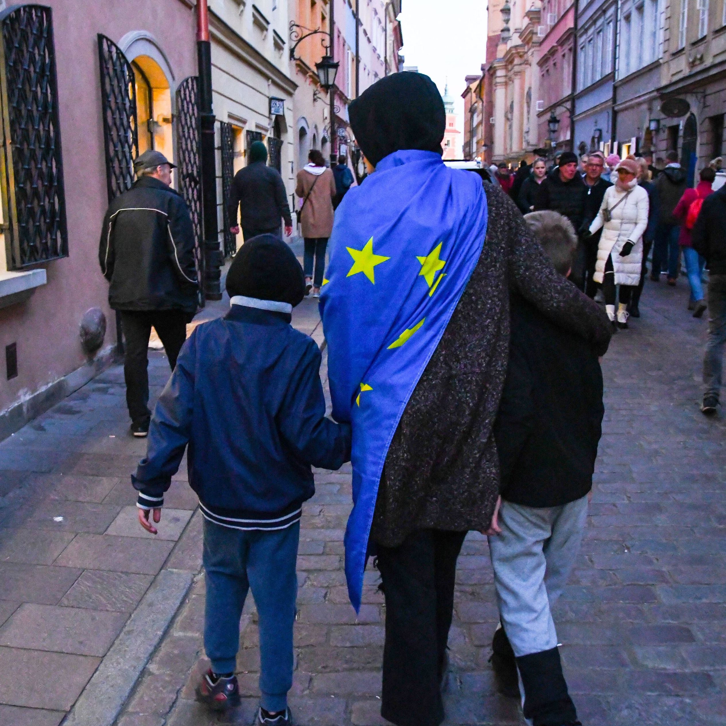 Warszawa, 10.10.2021. Zostajemy w UE – demonstracja na pl. Zamkowym