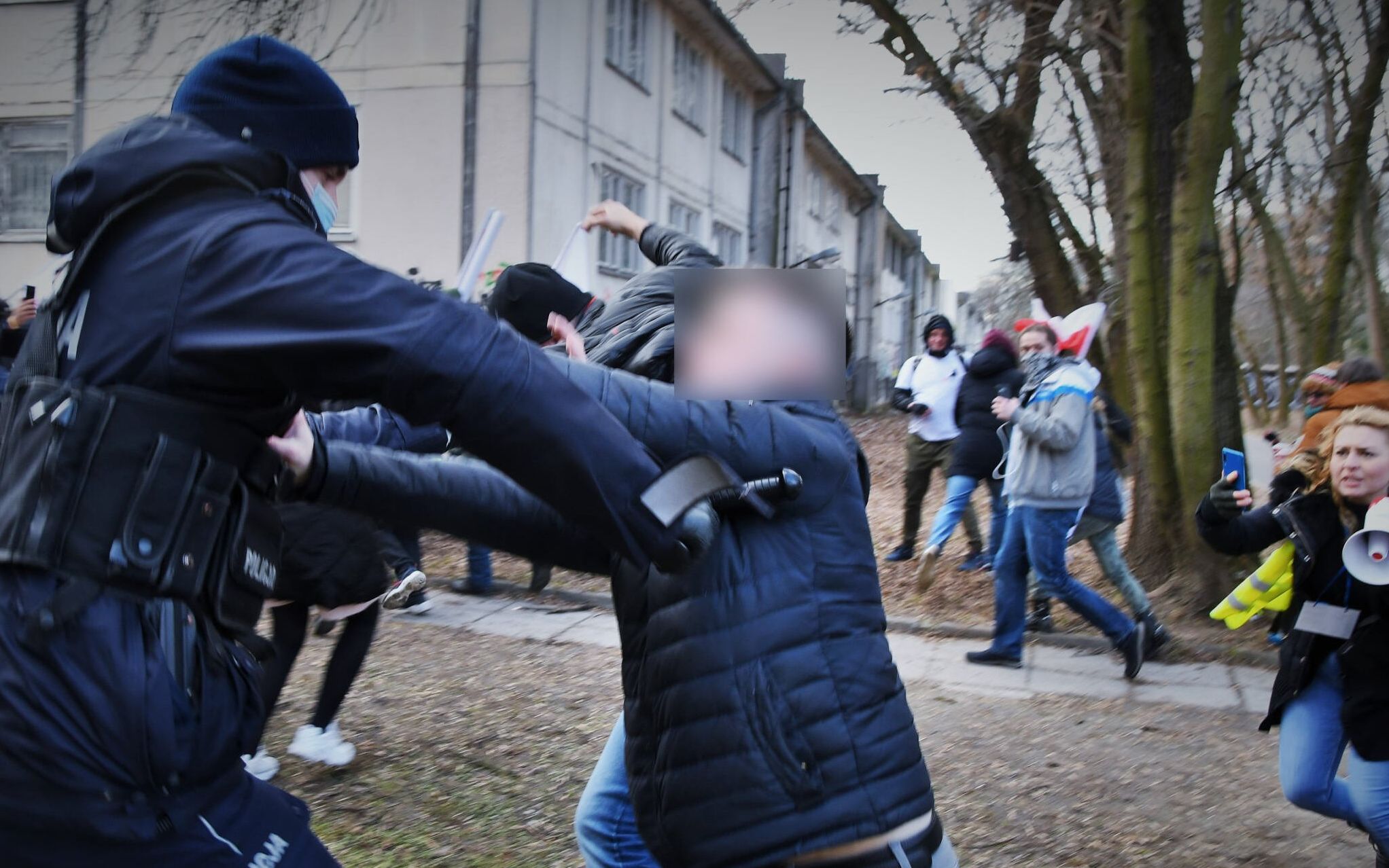 Grafika do artykułu Policja łamie prawo, utrudniając relację OKO.press ze zlotu antyszepionkowców [OPINIE EKSPERCKIE]