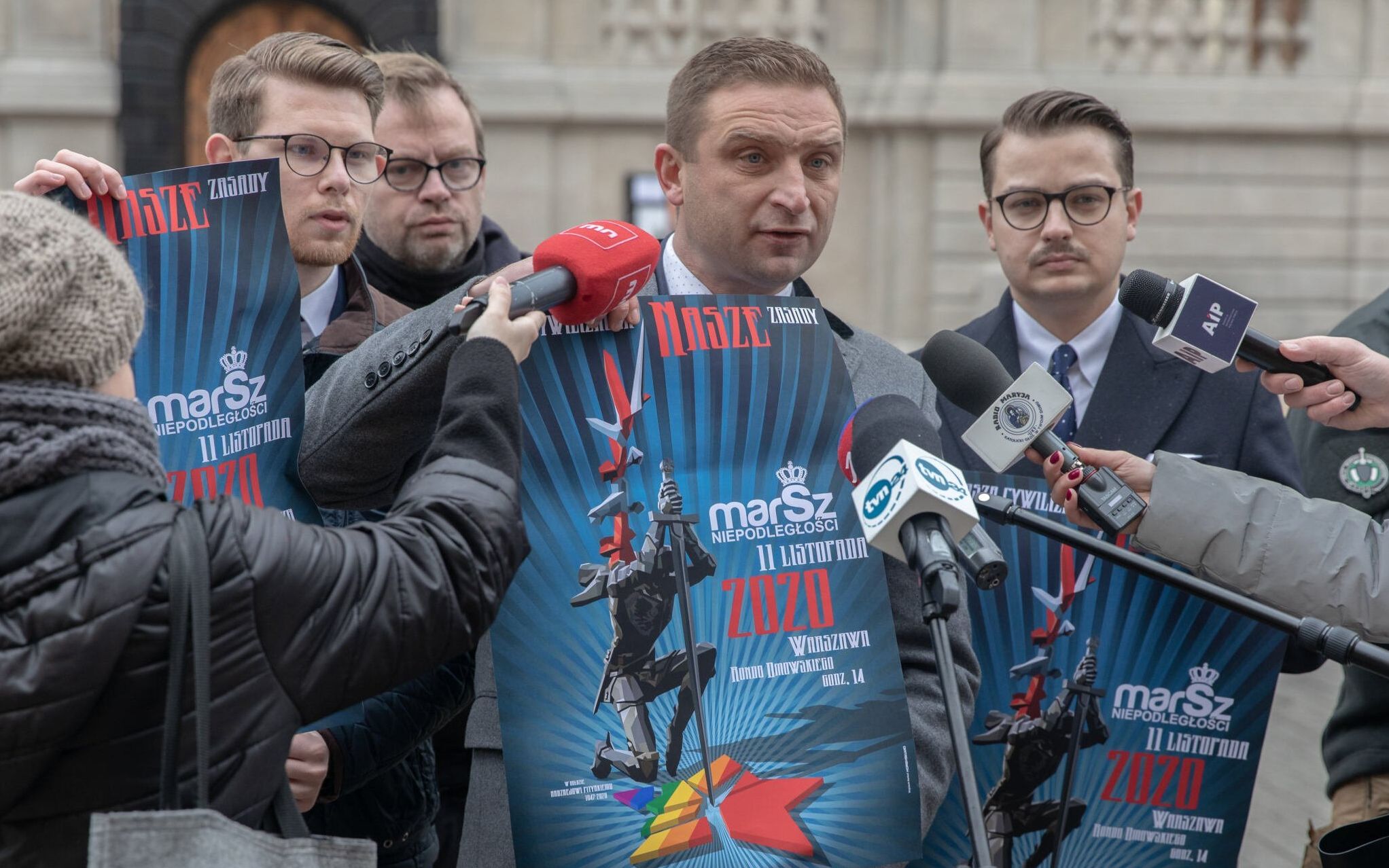 02.11.2020  Warszawa , Krakowskie Przedmiescie , kosciol Sw Krzyza . Przewodniczacy Stowarzyszenia Marsz Niepodleglosci Robert Bakiewicz (c) podczas konferencji prasowej srodowisk narodowych i neofaszystowskich przed planowanym Marszem Niepodleglosci . 

Fot. Jedrzej Nowicki / Agencja Gazeta