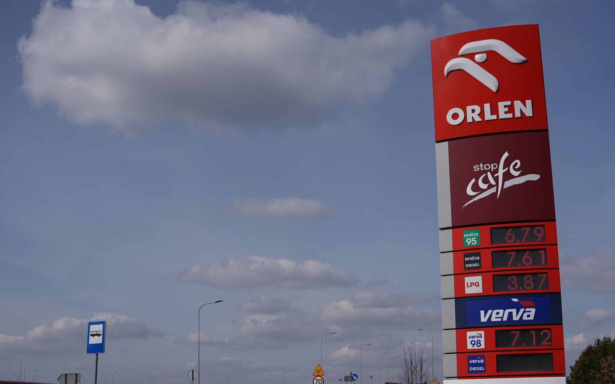 15.03.2022 Czestochowa. DK 43 . Wezel Czestochowa Jasna Gora autostrady A1 . Ceny paliw na stacji Orlen . Fot . Grzegorz Skowronek / Agencja Wyborcza.pl