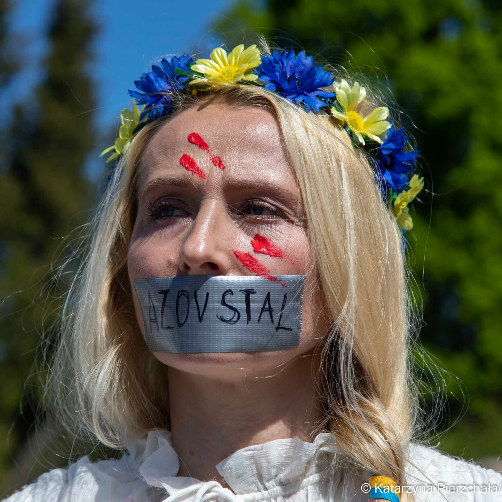 Ambasador Rosji oblany czerwoną farbą podczas protestu przeciw inwazji na Ukrainę. Chciał złożyć kwiaty pod pomnikiem poległych żołnierzy radzieckich w Warszawie.