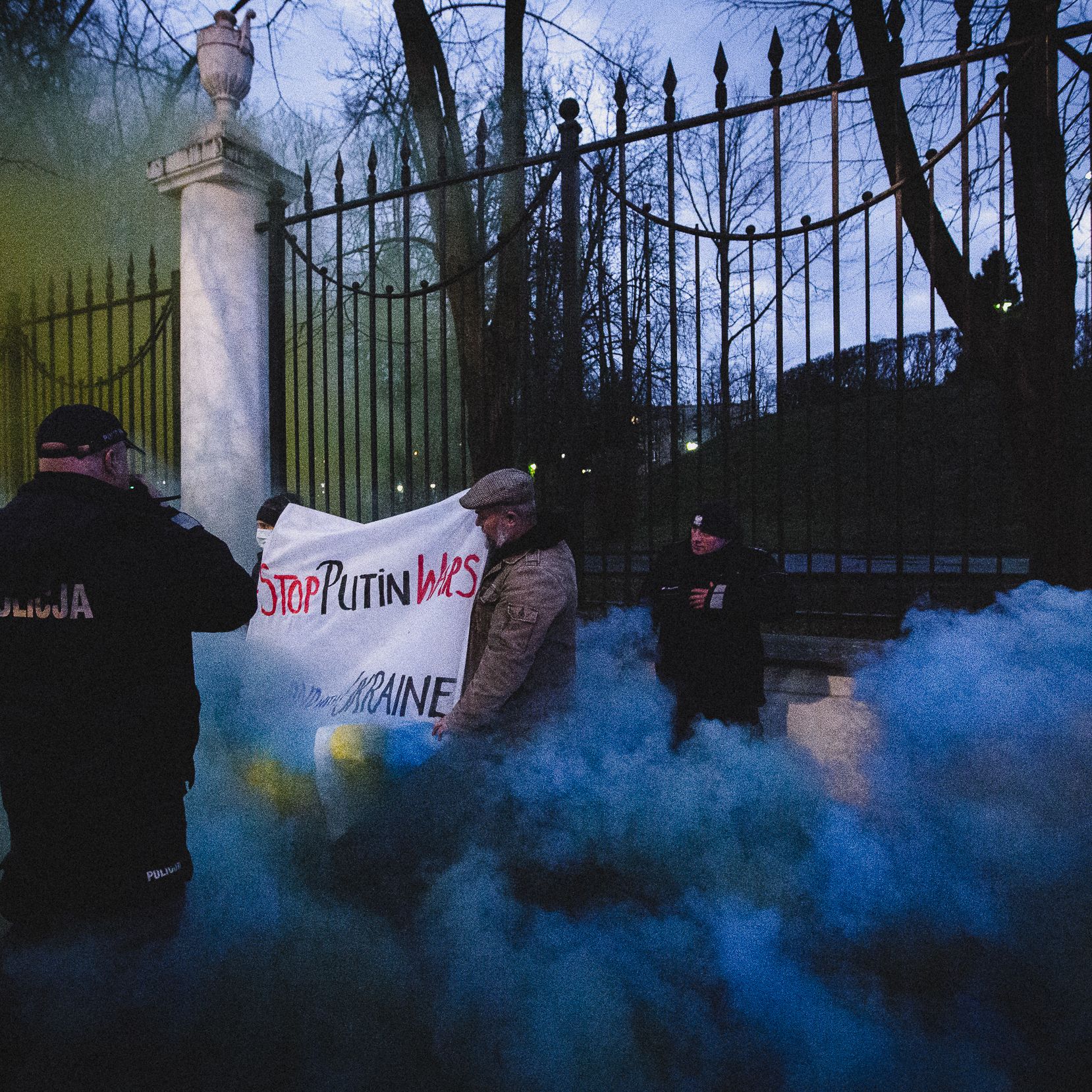 Warszawa, 23.02.2022. „Stop Puitin wars, stand with Ukraine”. Protest pod ambasadą Rosji
