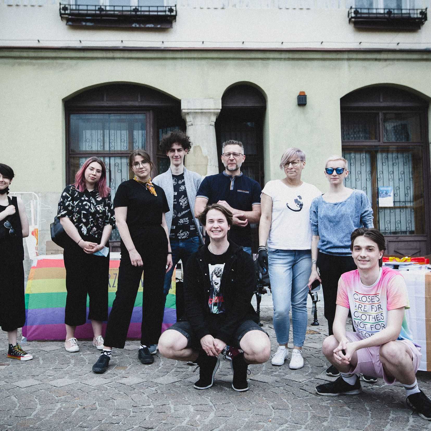 Tarnów, 16.05.2021. Obchody Międzynarodowego Dnia Przeciw Homofobii, Bifobii i Transfobii. Aktywistki i aktywiści organizują akcje edukacyjne dla mieszkańców