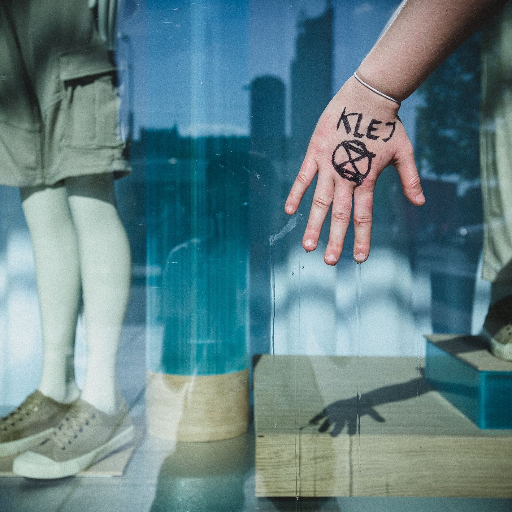Warszawa, 12.05.2021. Protest Extinction Rebellion przeciw niszczeniu środowiska przez koncerny odzieżowe
