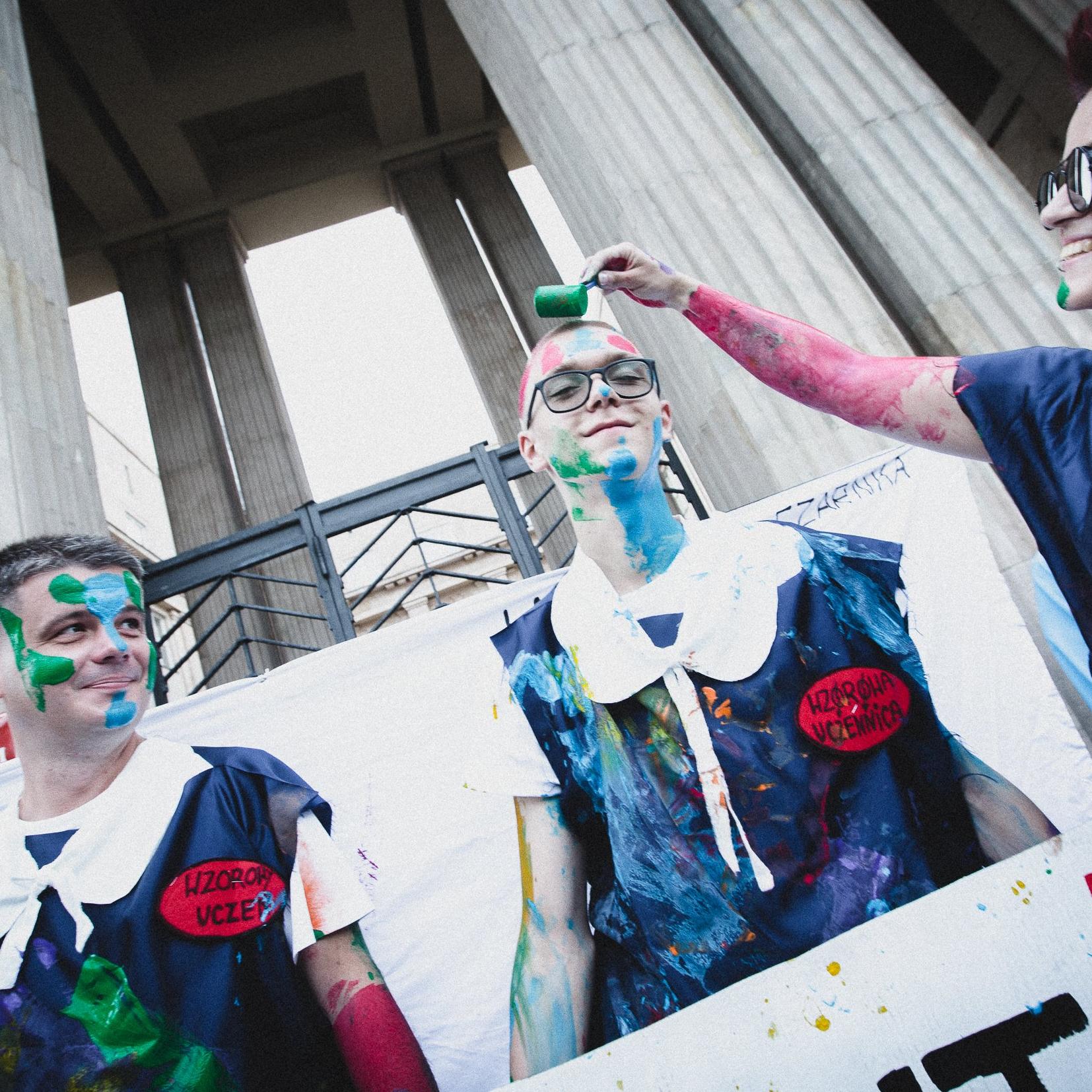 Warszawa, 19.07.2021. Aktywiści i aktywistki protestowali przed siedzibą Ministerwsta Edukacji i Nauki. Pomalowali się tęczowymi farbami, zrobili laurkę dla Czarnka